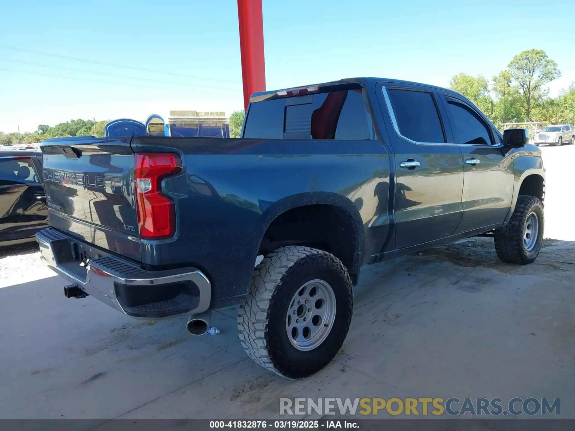 4 Photograph of a damaged car 3GCPWEET2LG401336 CHEVROLET SILVERADO 1500 2020