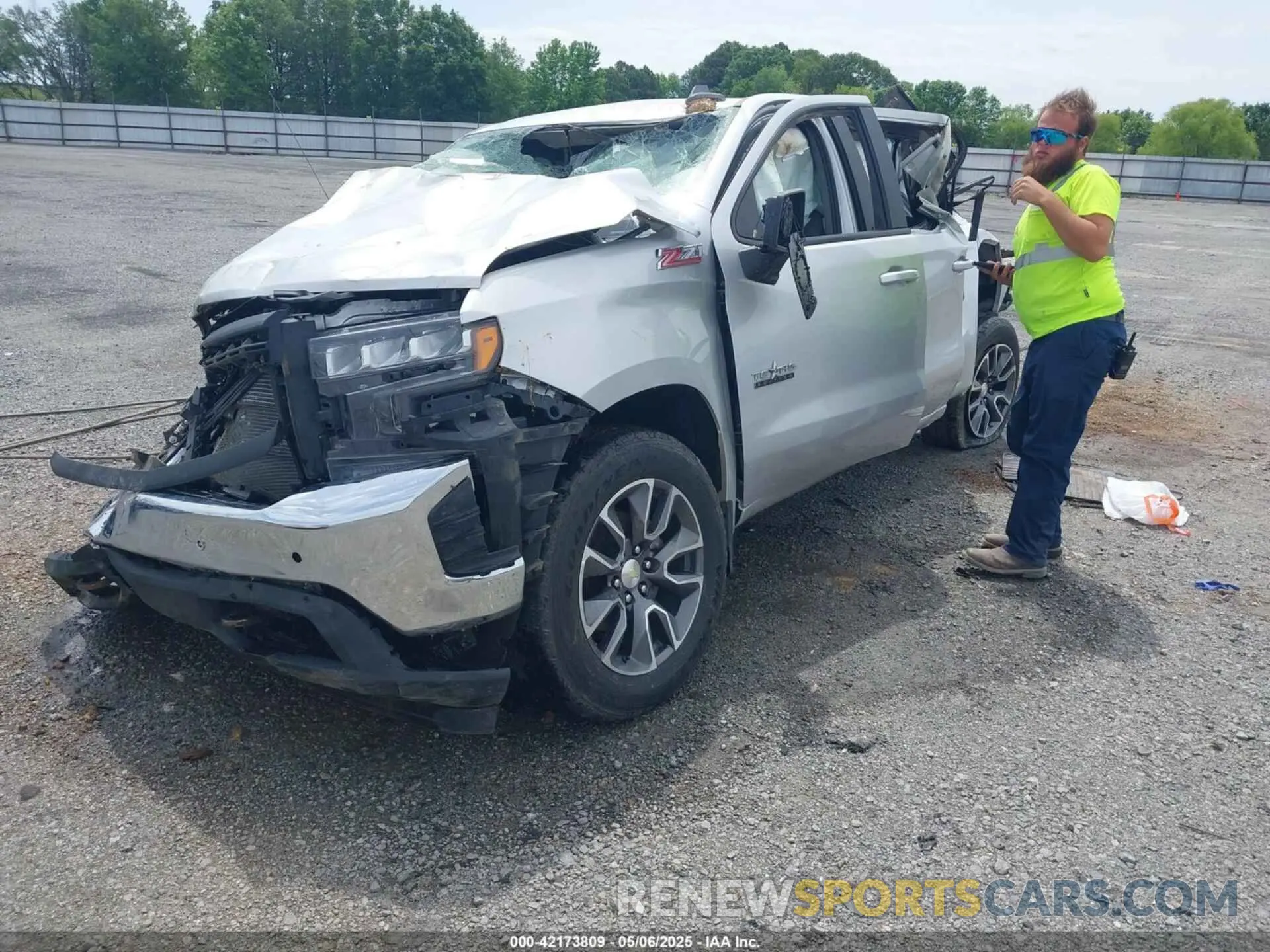 2 Photograph of a damaged car 3GCUYDED3LG258445 CHEVROLET SILVERADO 1500 2020