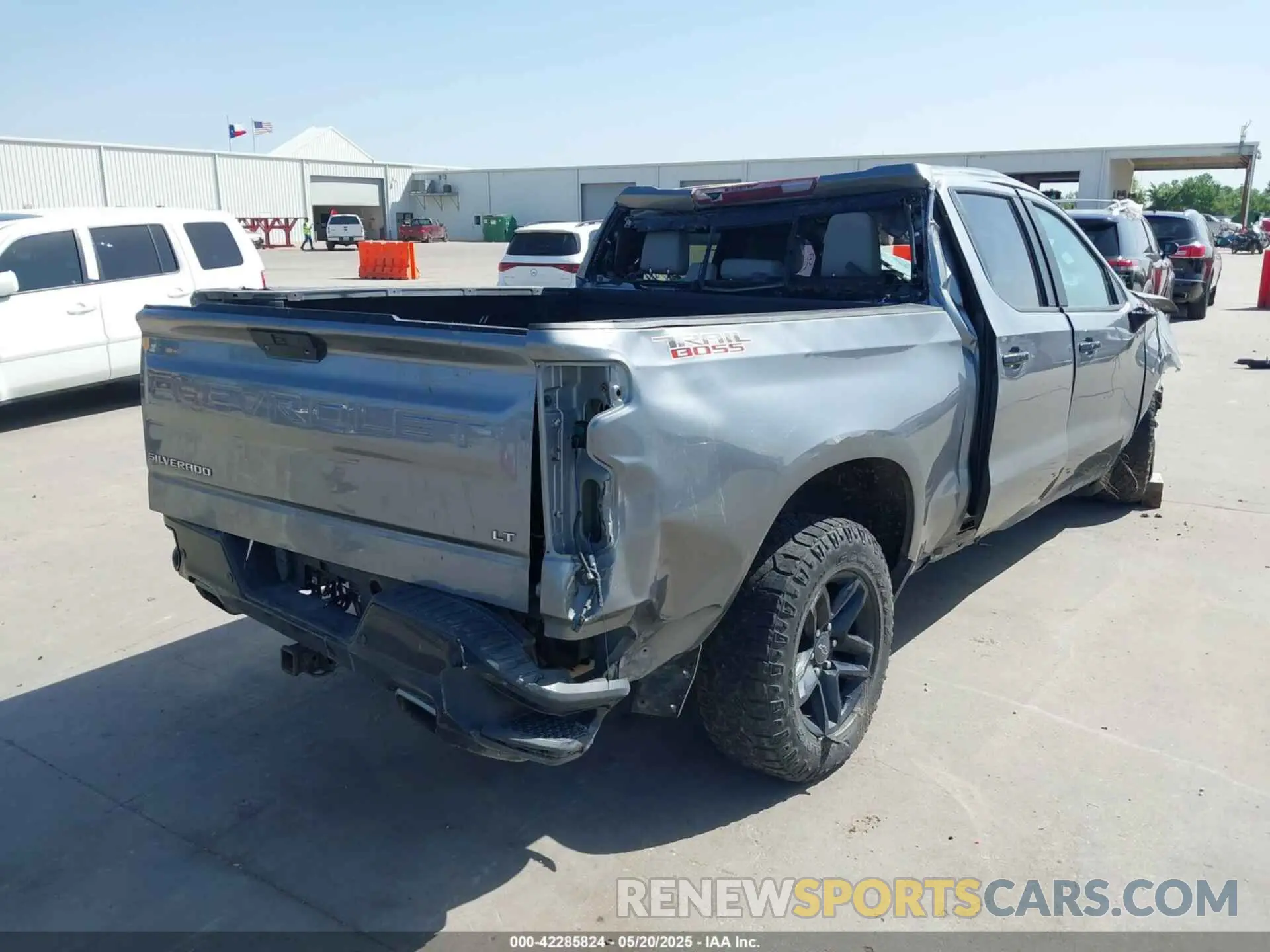 4 Photograph of a damaged car 3GCUYDEDXLG270432 CHEVROLET SILVERADO 1500 2020