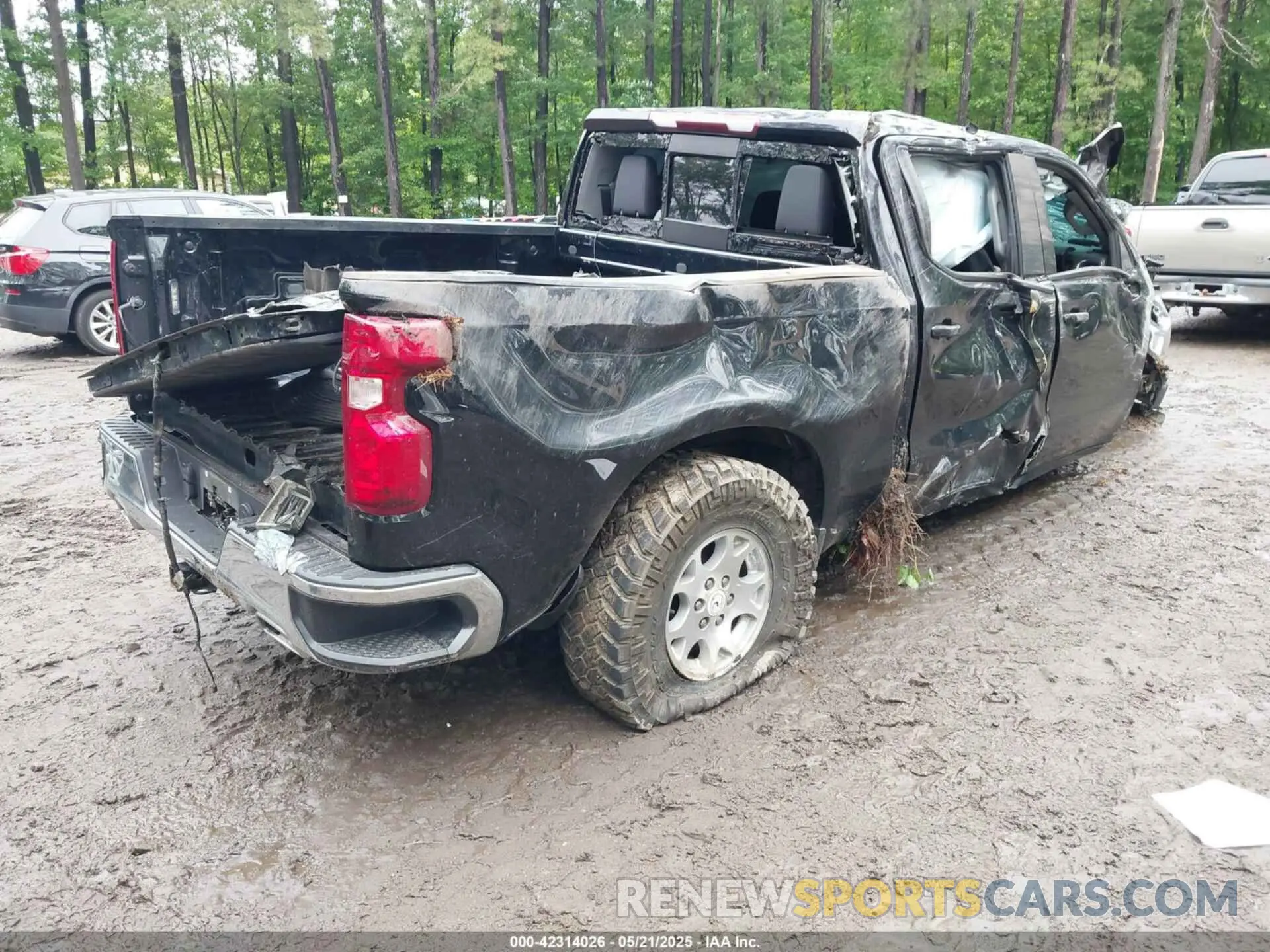 4 Photograph of a damaged car 3GCUYDET6LG335901 CHEVROLET SILVERADO 1500 2020