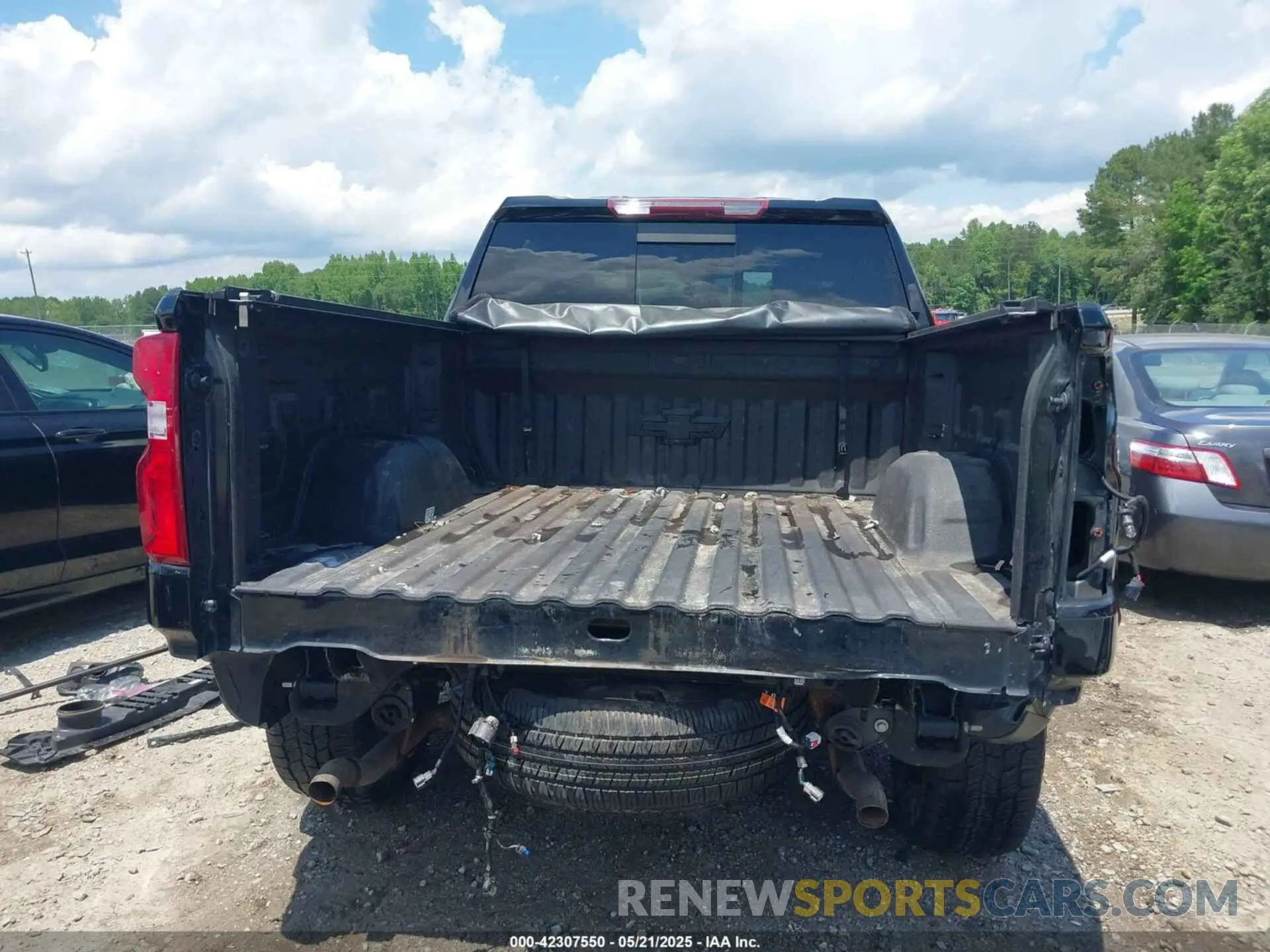 17 Photograph of a damaged car 3GCUYEED7LG179012 CHEVROLET SILVERADO 1500 2020