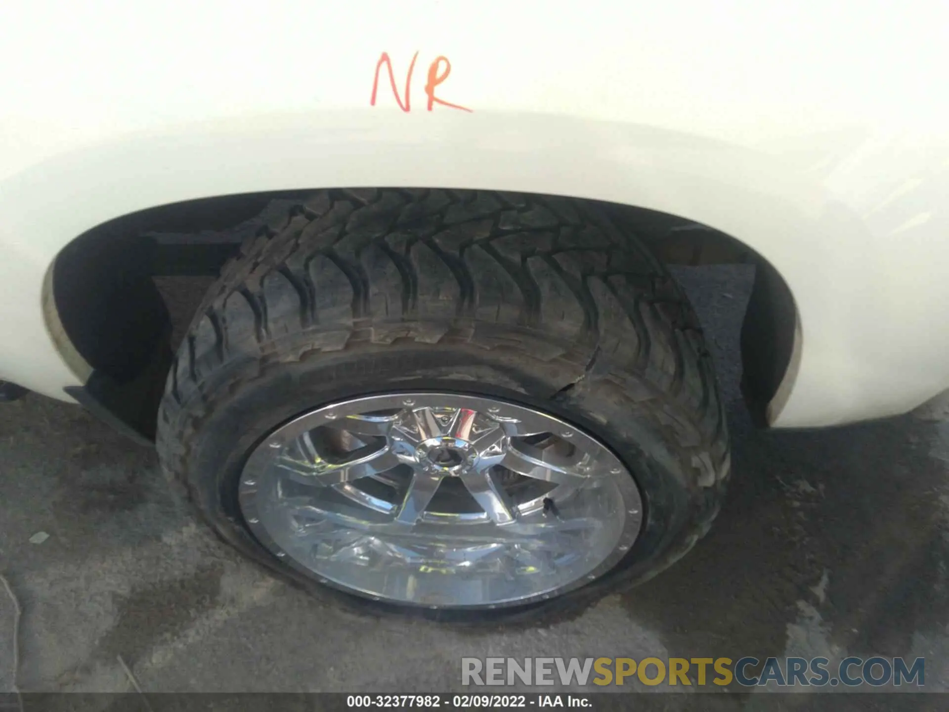 13 Photograph of a damaged car 3GCUYGET1LG370301 CHEVROLET SILVERADO 1500 2020