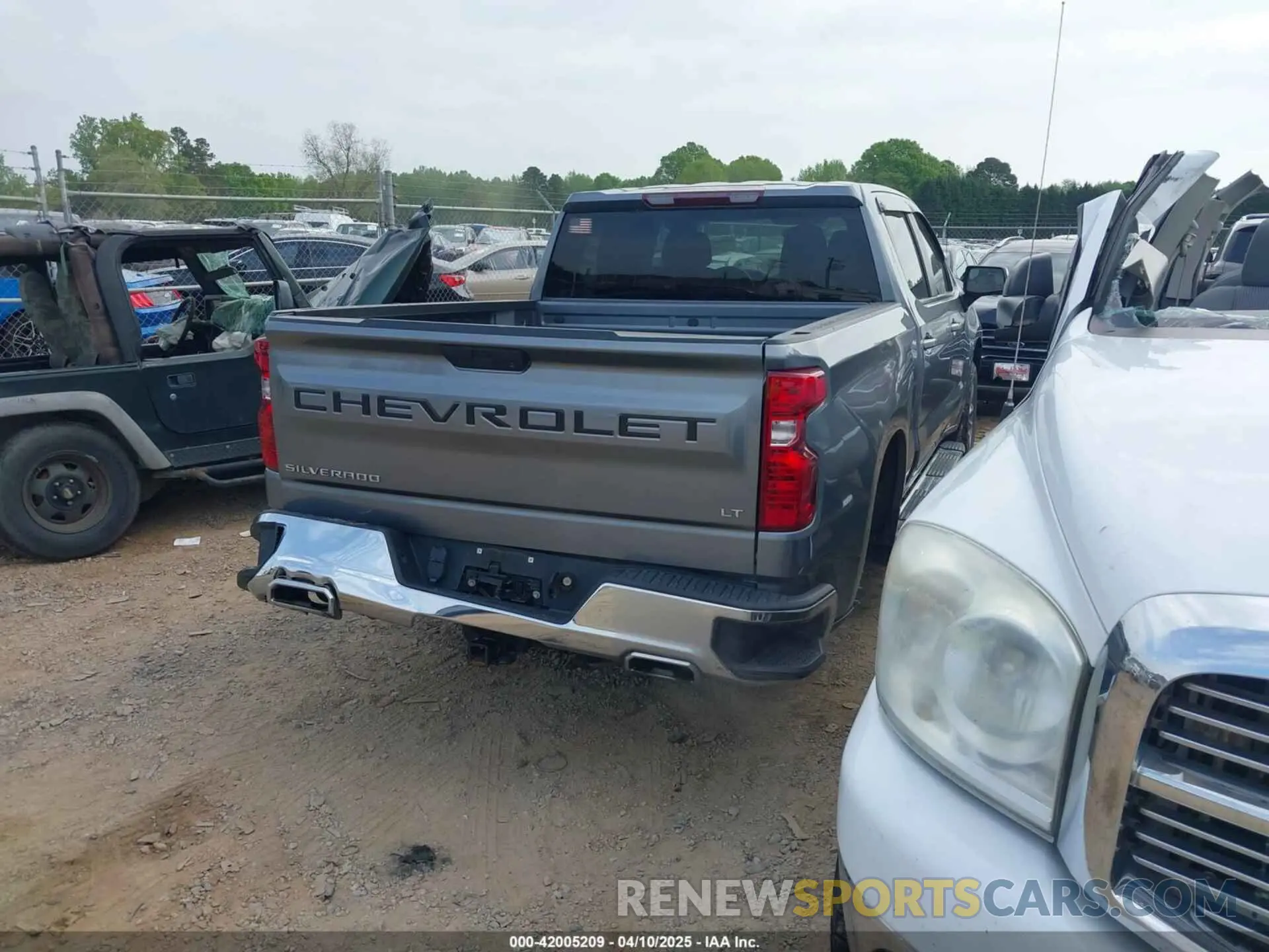 4 Photograph of a damaged car 1GCUYDED3MZ411911 CHEVROLET SILVERADO 1500 2021