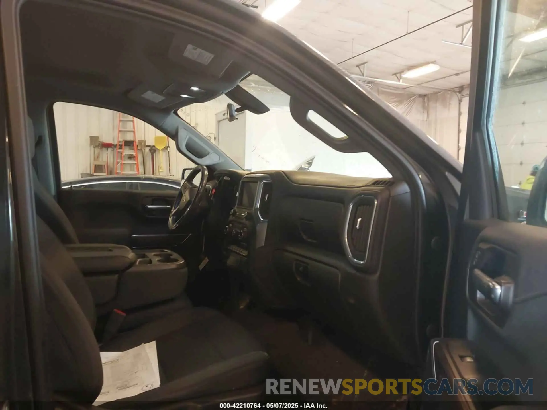 5 Photograph of a damaged car 1GCUYDED8MZ231212 CHEVROLET SILVERADO 1500 2021