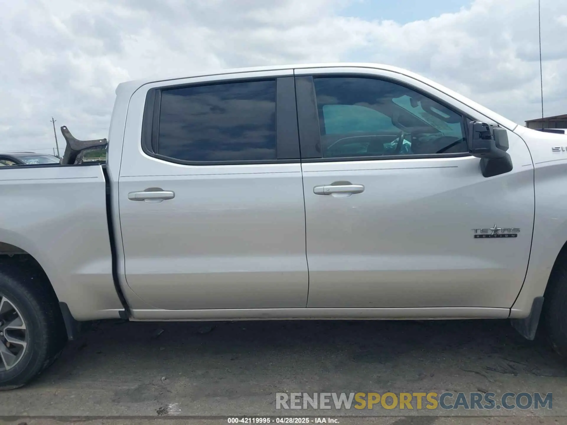 12 Photograph of a damaged car 3GCPWCET8MG104061 CHEVROLET SILVERADO 1500 2021