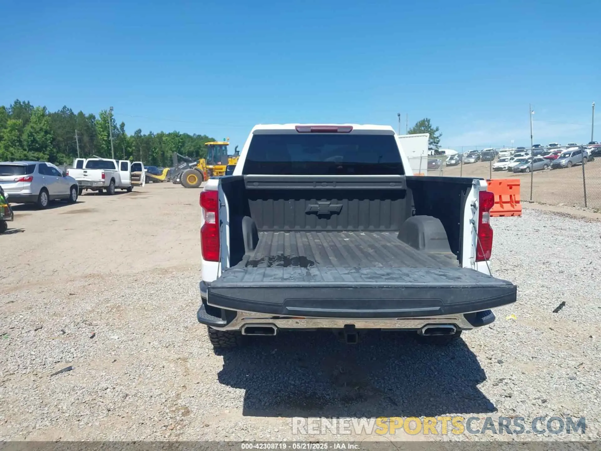 17 Photograph of a damaged car 3GCUYDED8MG250682 CHEVROLET SILVERADO 1500 2021