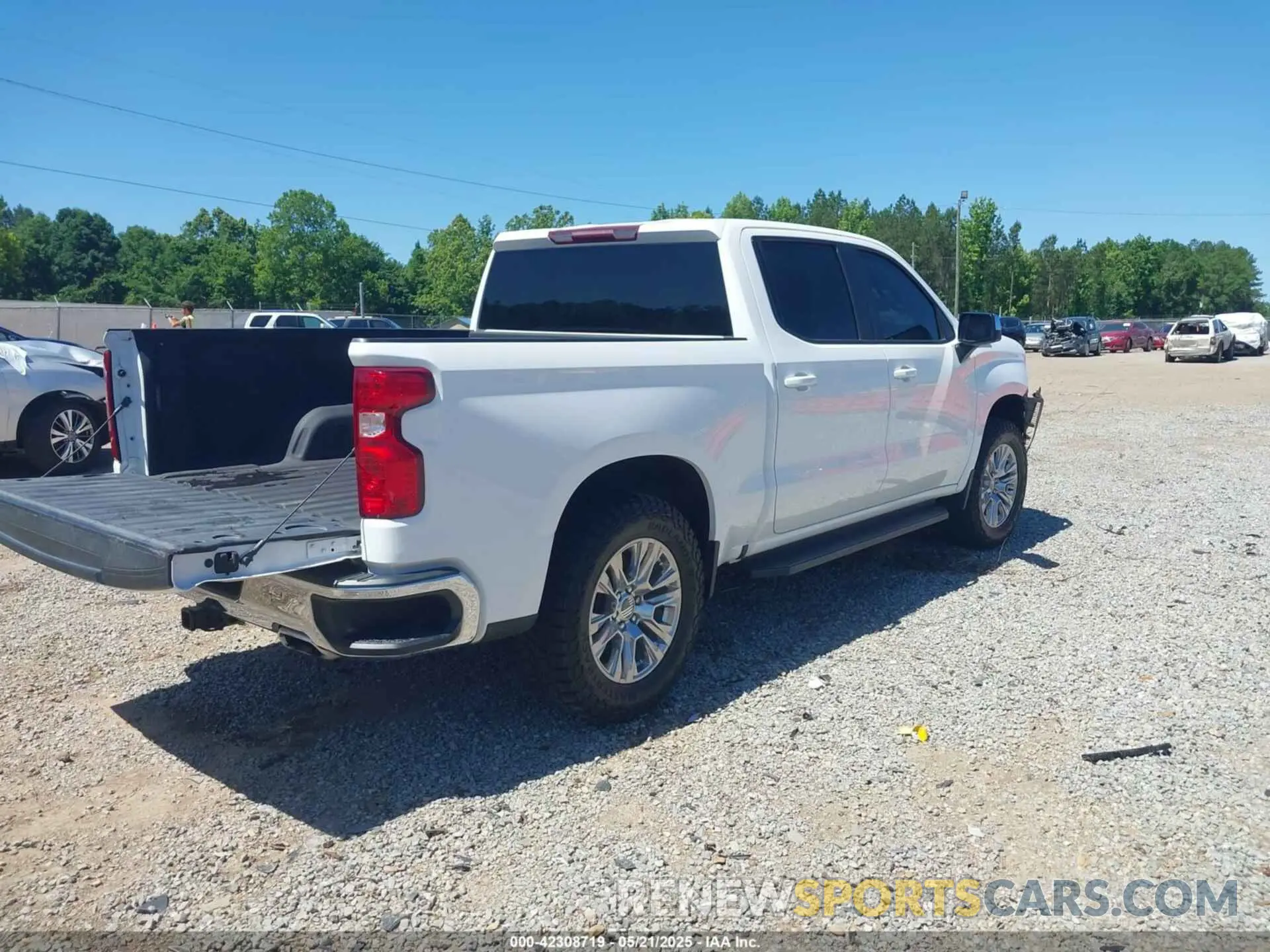 4 Photograph of a damaged car 3GCUYDED8MG250682 CHEVROLET SILVERADO 1500 2021