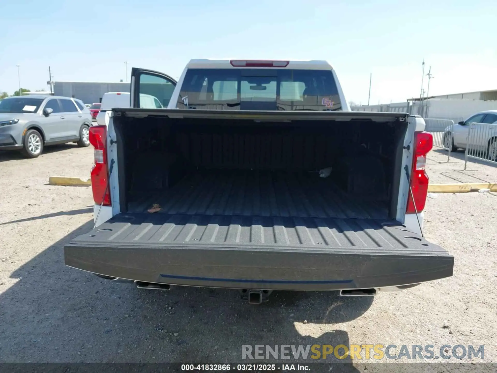 17 Photograph of a damaged car 3GCUYDED9MG439695 CHEVROLET SILVERADO 1500 2021