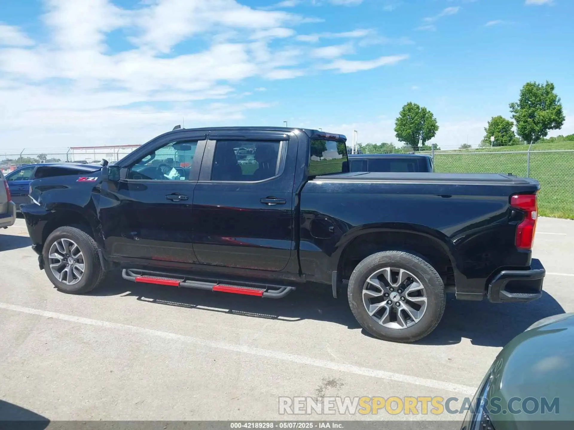 14 Photograph of a damaged car 3GCUYEEDXMG255551 CHEVROLET SILVERADO 1500 2021