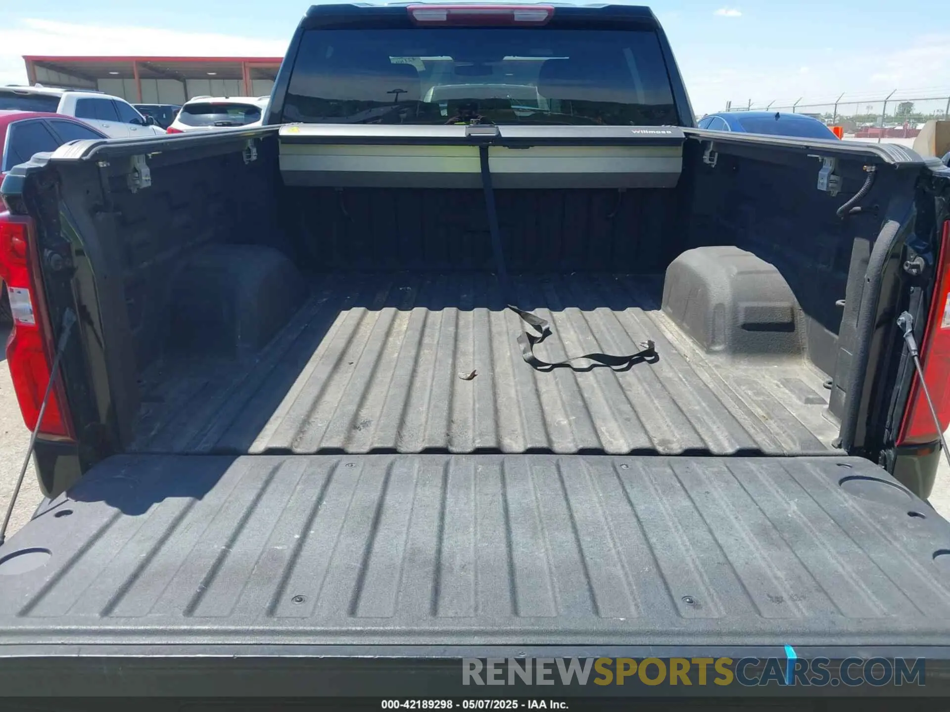 17 Photograph of a damaged car 3GCUYEEDXMG255551 CHEVROLET SILVERADO 1500 2021