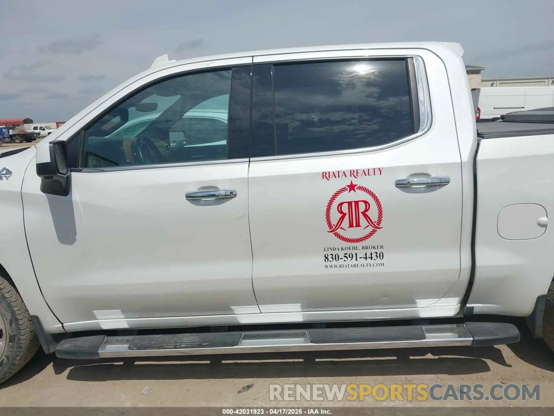 14 Photograph of a damaged car 3GCUYHELXMG220517 CHEVROLET SILVERADO 1500 2021