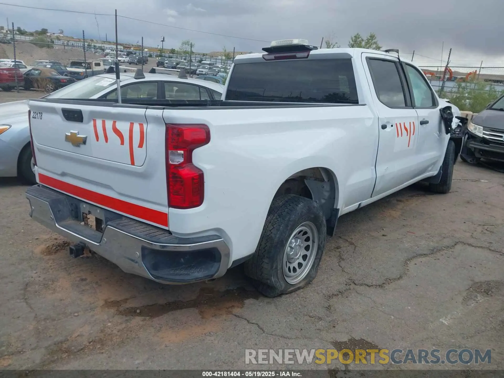 4 Photograph of a damaged car 1GCUDAED0NZ580537 CHEVROLET SILVERADO 1500 2022