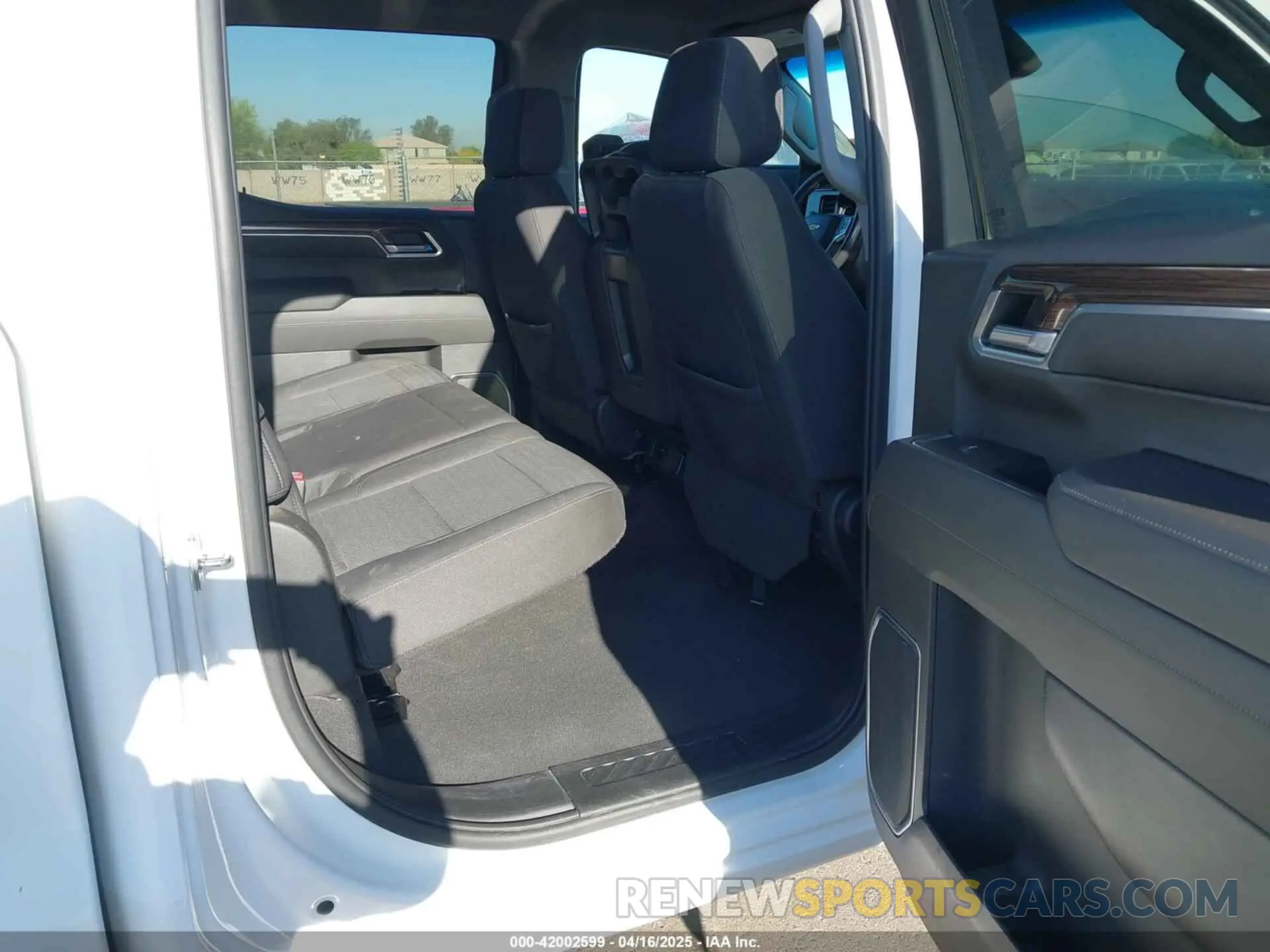8 Photograph of a damaged car 1GCUDDEDXNZ537566 CHEVROLET SILVERADO 1500 2022