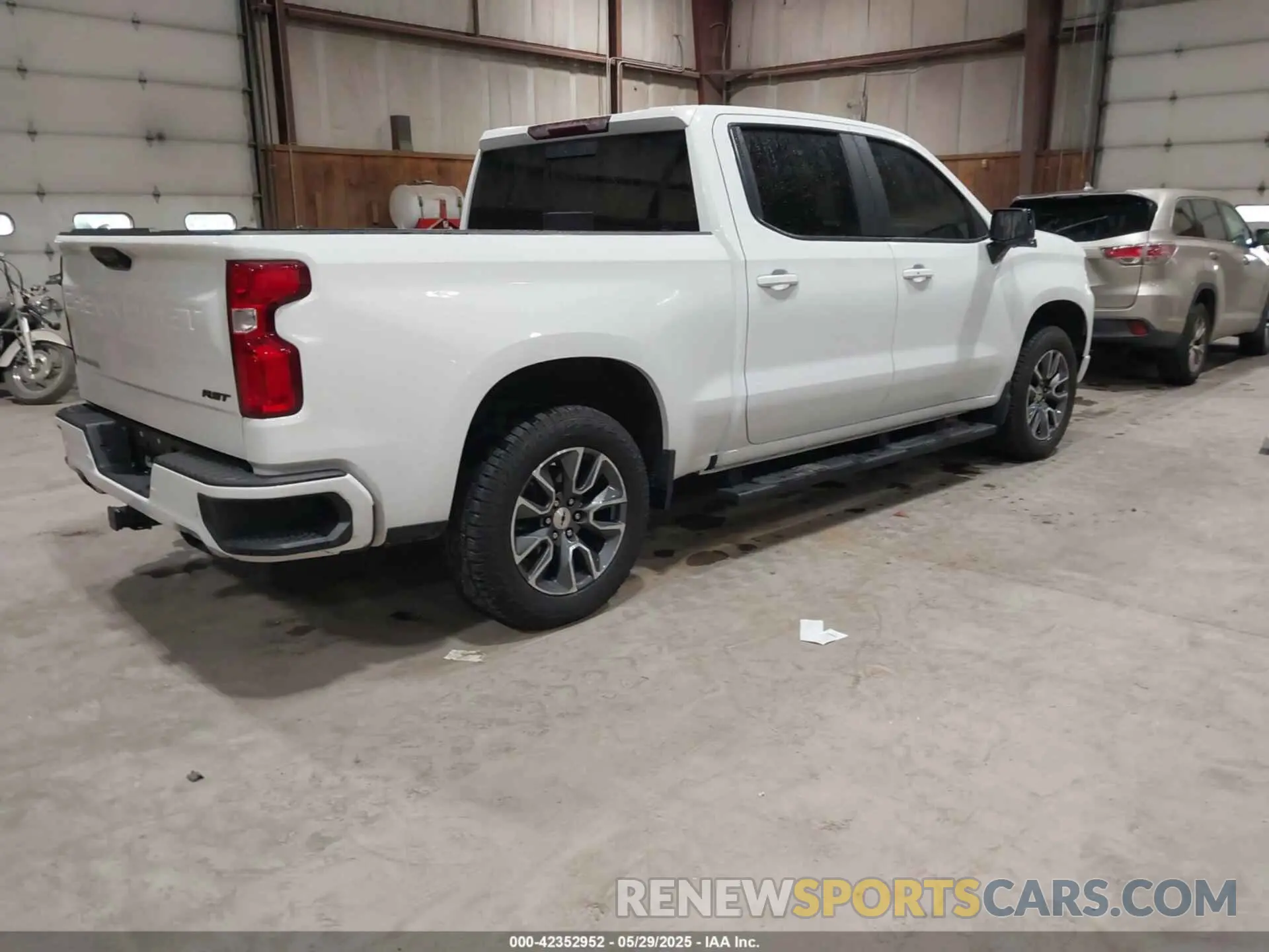 4 Photograph of a damaged car 1GCUDEED1NZ570249 CHEVROLET SILVERADO 1500 2022