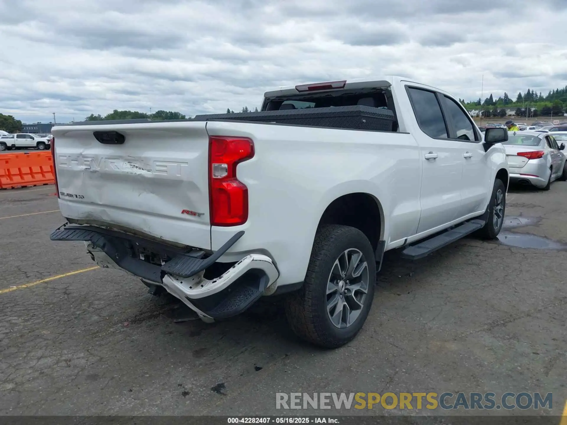 4 Photograph of a damaged car 1GCUDEED3NZ646621 CHEVROLET SILVERADO 1500 2022