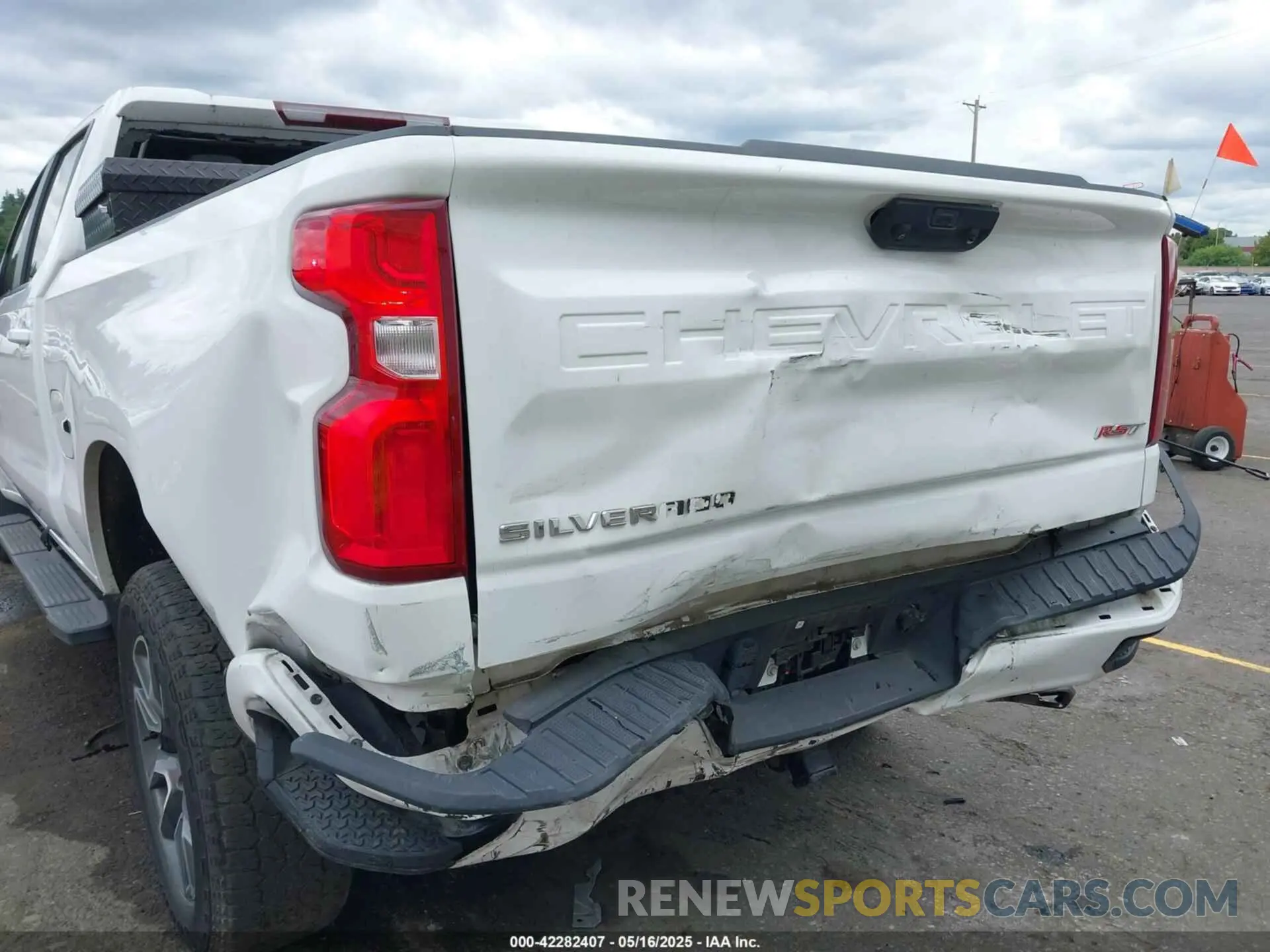 6 Photograph of a damaged car 1GCUDEED3NZ646621 CHEVROLET SILVERADO 1500 2022
