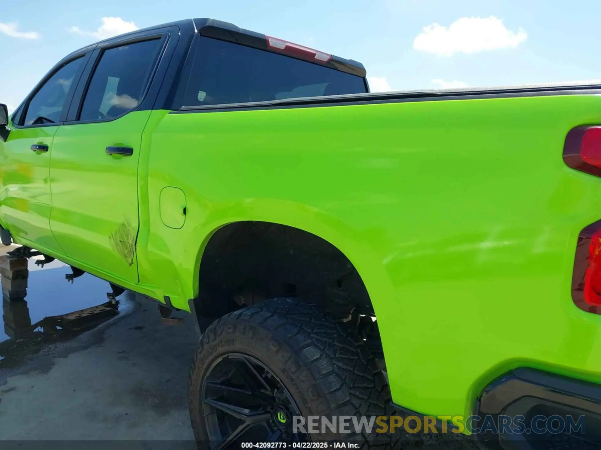 18 Photograph of a damaged car 1GCUDEED7NZ585337 CHEVROLET SILVERADO 1500 2022