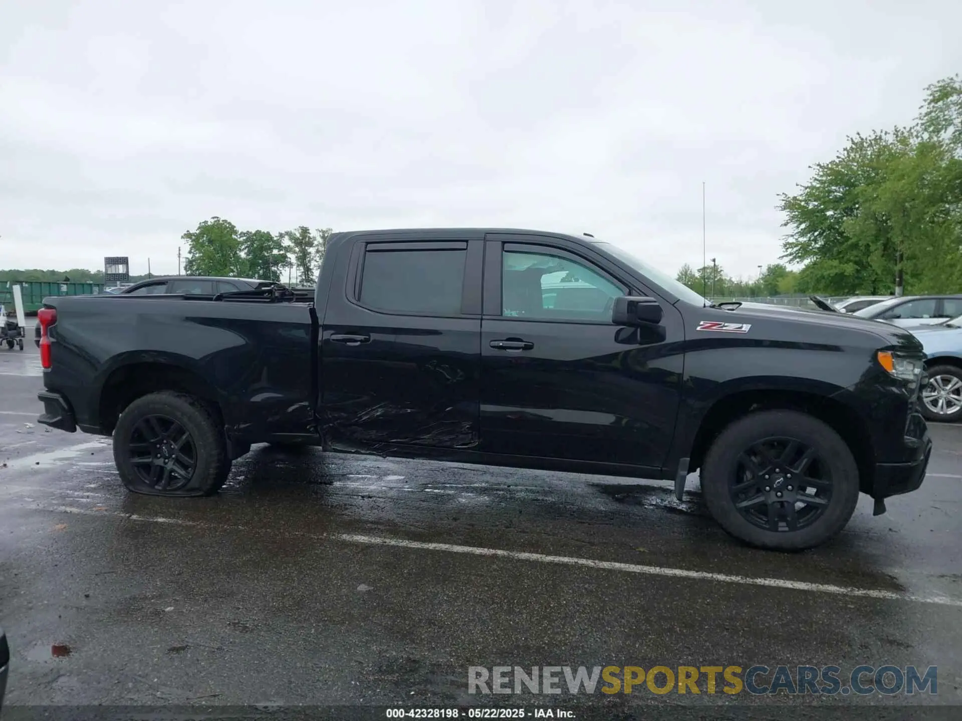 13 Photograph of a damaged car 1GCUDEED7NZ638375 CHEVROLET SILVERADO 1500 2022