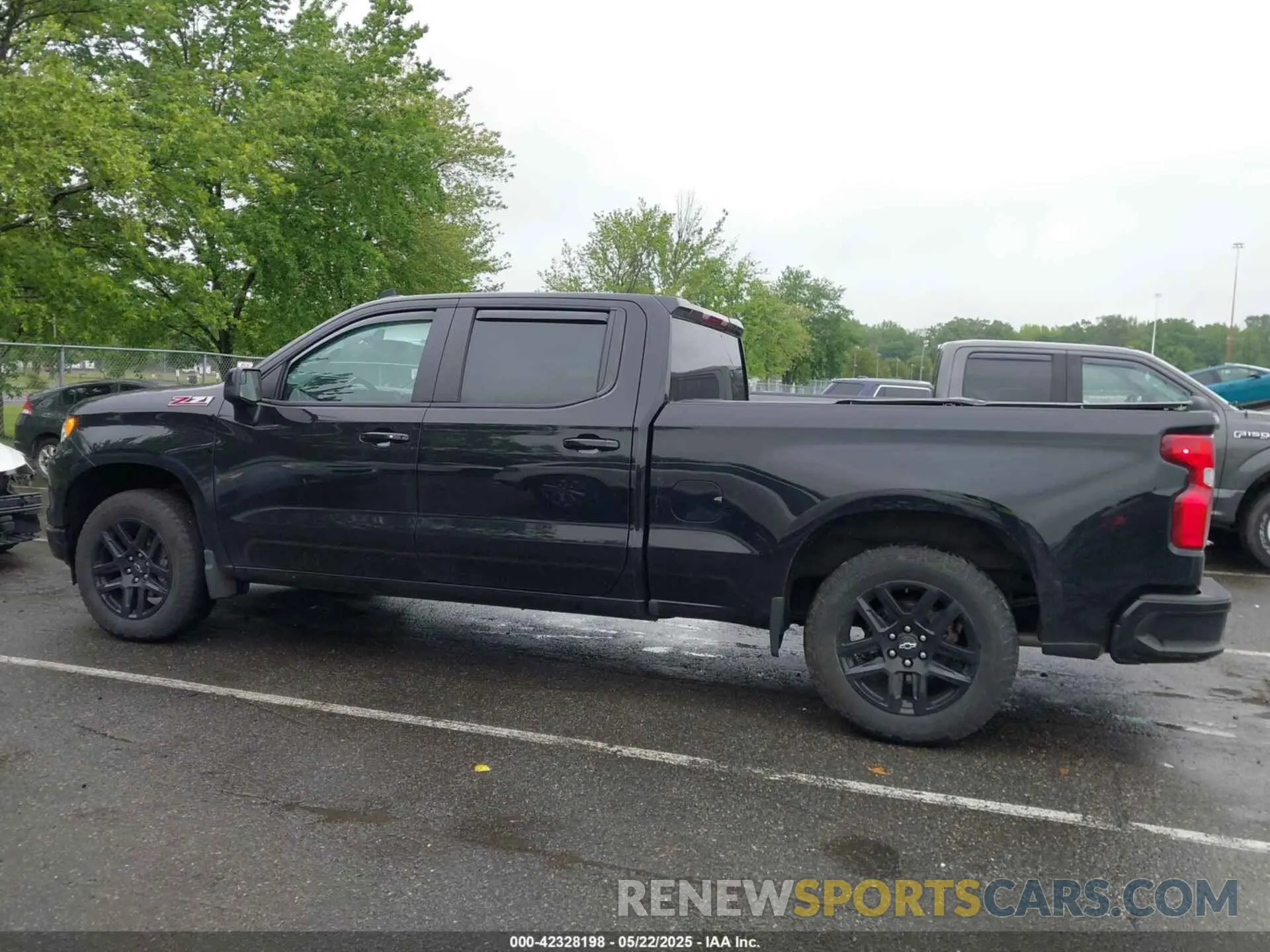 14 Photograph of a damaged car 1GCUDEED7NZ638375 CHEVROLET SILVERADO 1500 2022