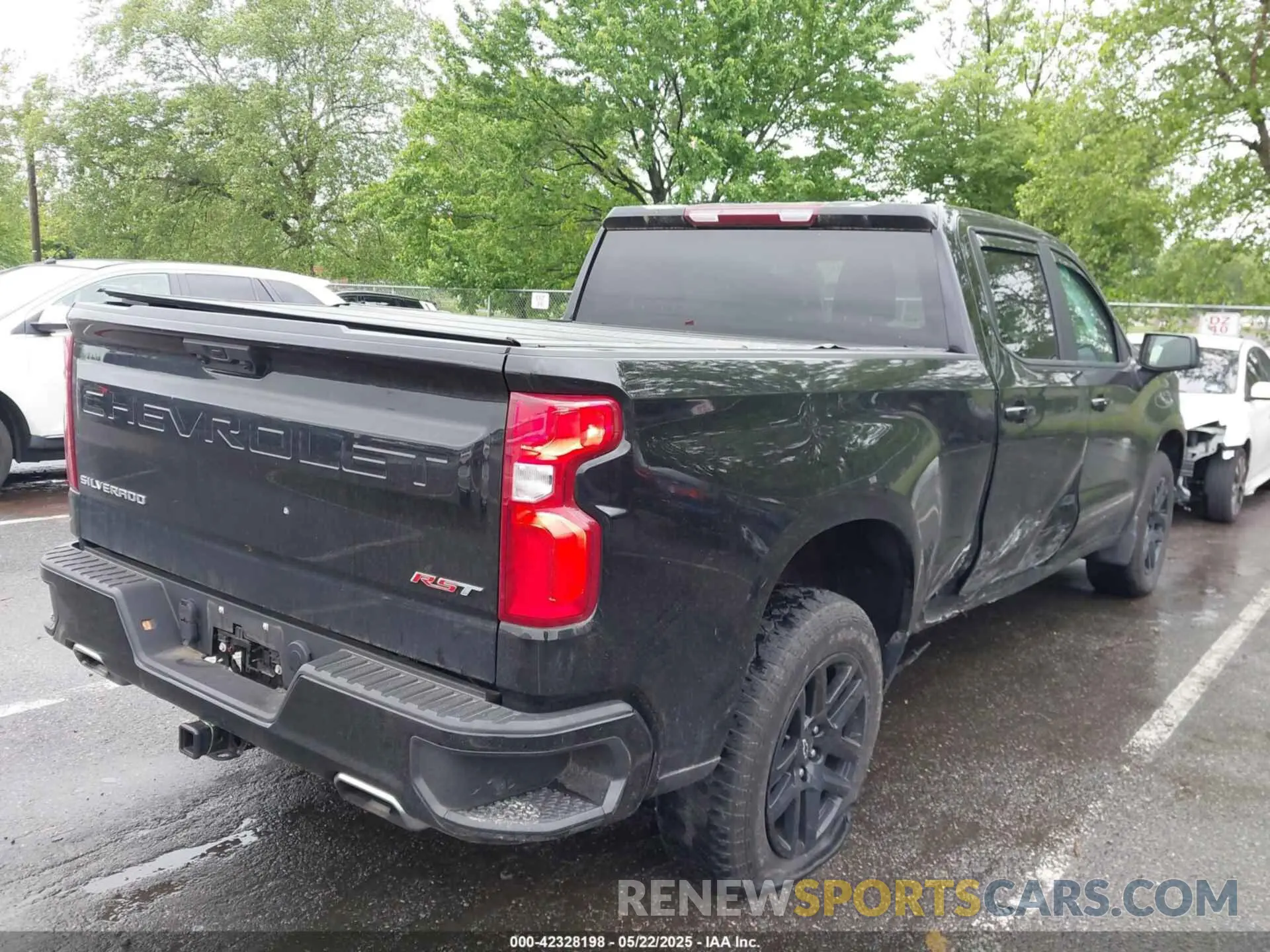 4 Photograph of a damaged car 1GCUDEED7NZ638375 CHEVROLET SILVERADO 1500 2022