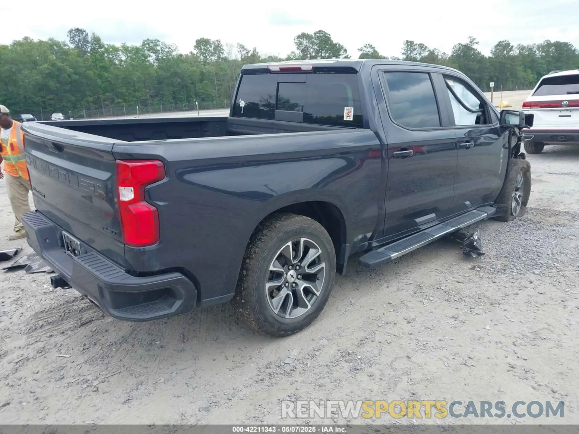 4 Photograph of a damaged car 1GCUDEEDXNZ531126 CHEVROLET SILVERADO 1500 2022