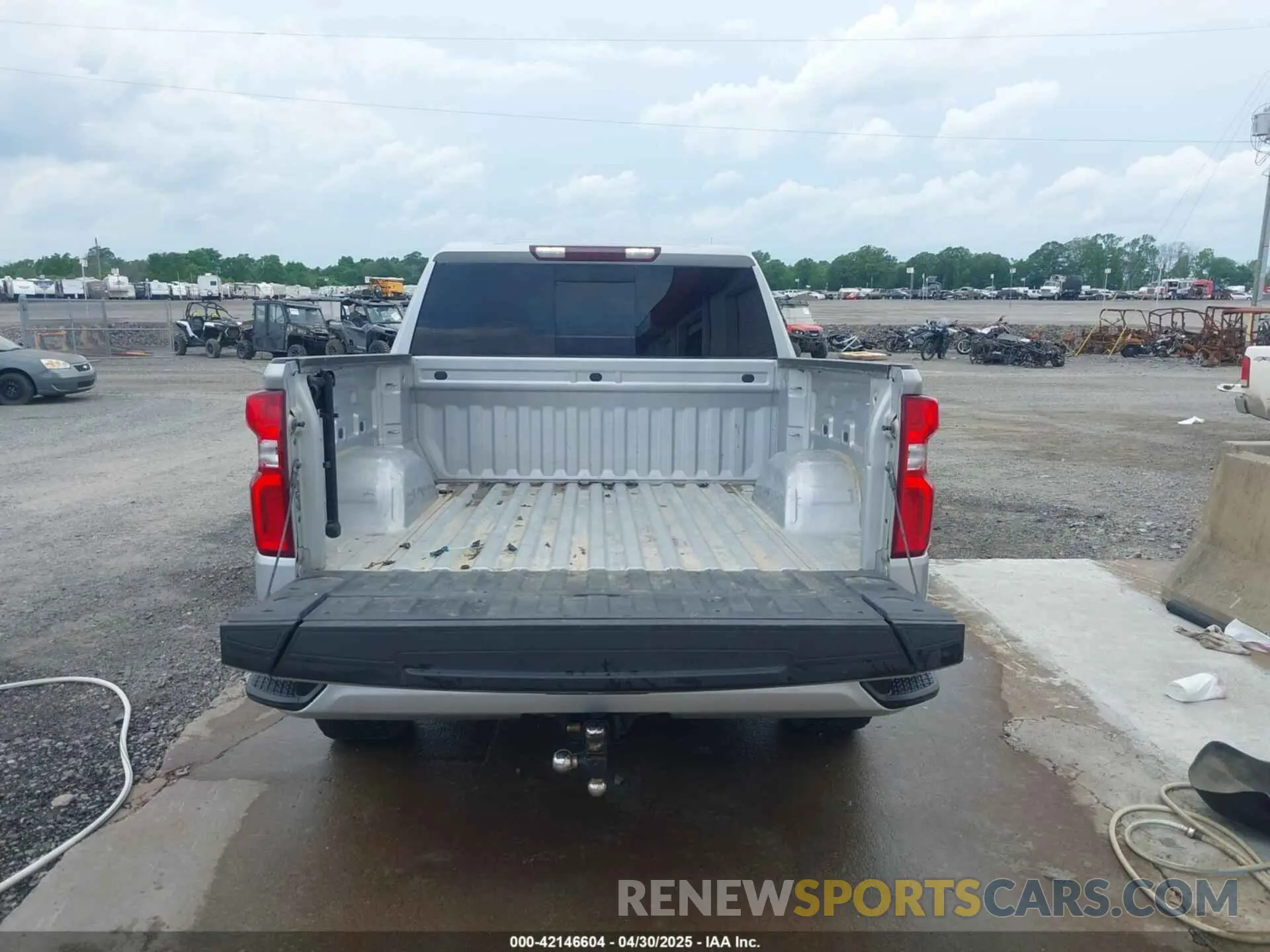 17 Photograph of a damaged car 1GCUDEET8NZ571342 CHEVROLET SILVERADO 1500 2022