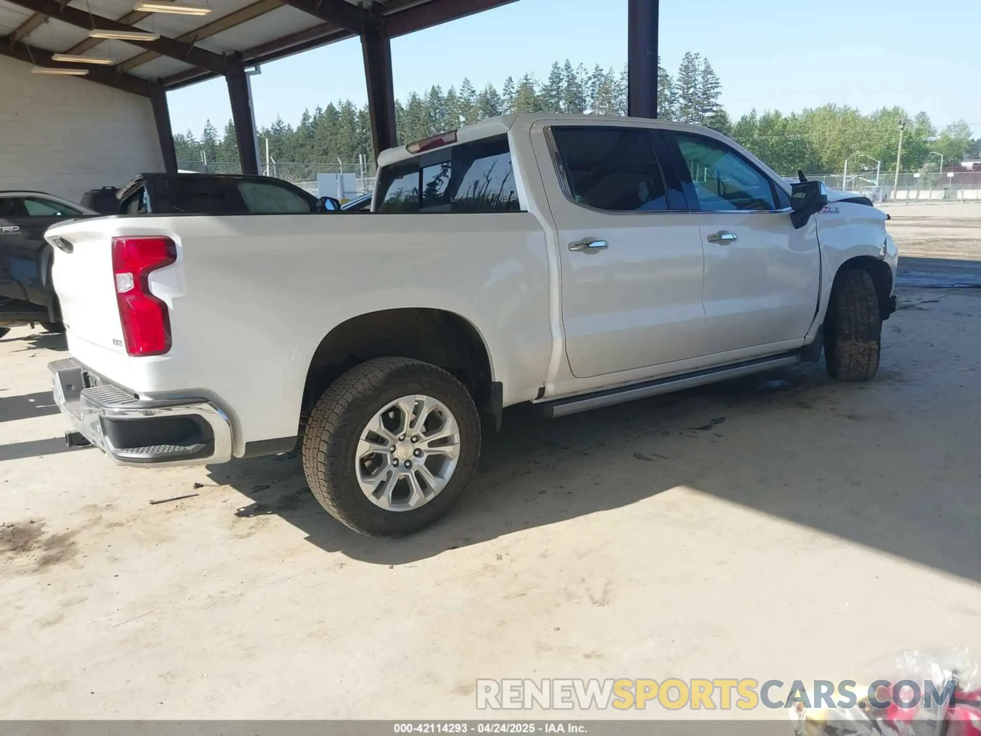 4 Photograph of a damaged car 1GCUDGEL9NZ542475 CHEVROLET SILVERADO 1500 2022