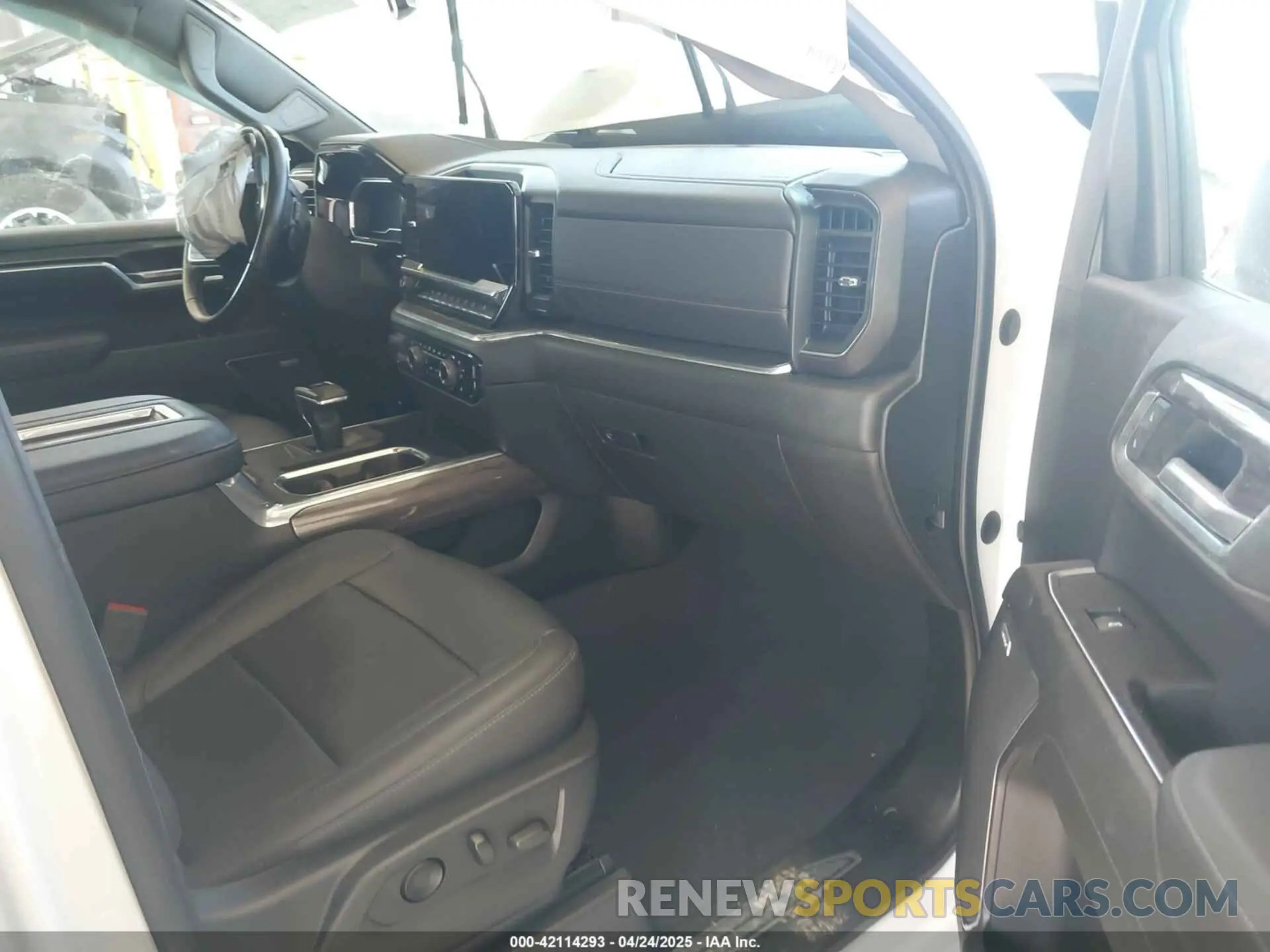 5 Photograph of a damaged car 1GCUDGEL9NZ542475 CHEVROLET SILVERADO 1500 2022