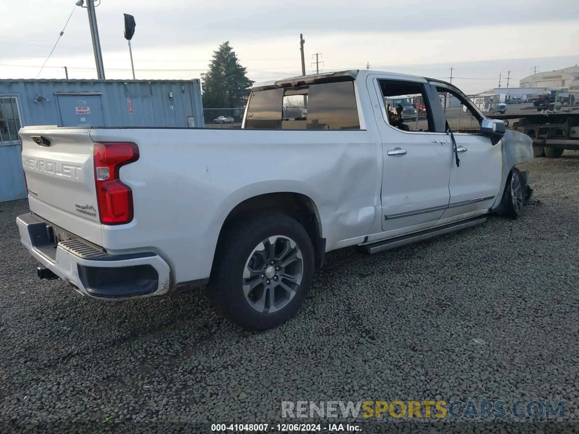 4 Photograph of a damaged car 1GCUDJED4NZ613541 CHEVROLET SILVERADO 1500 2022