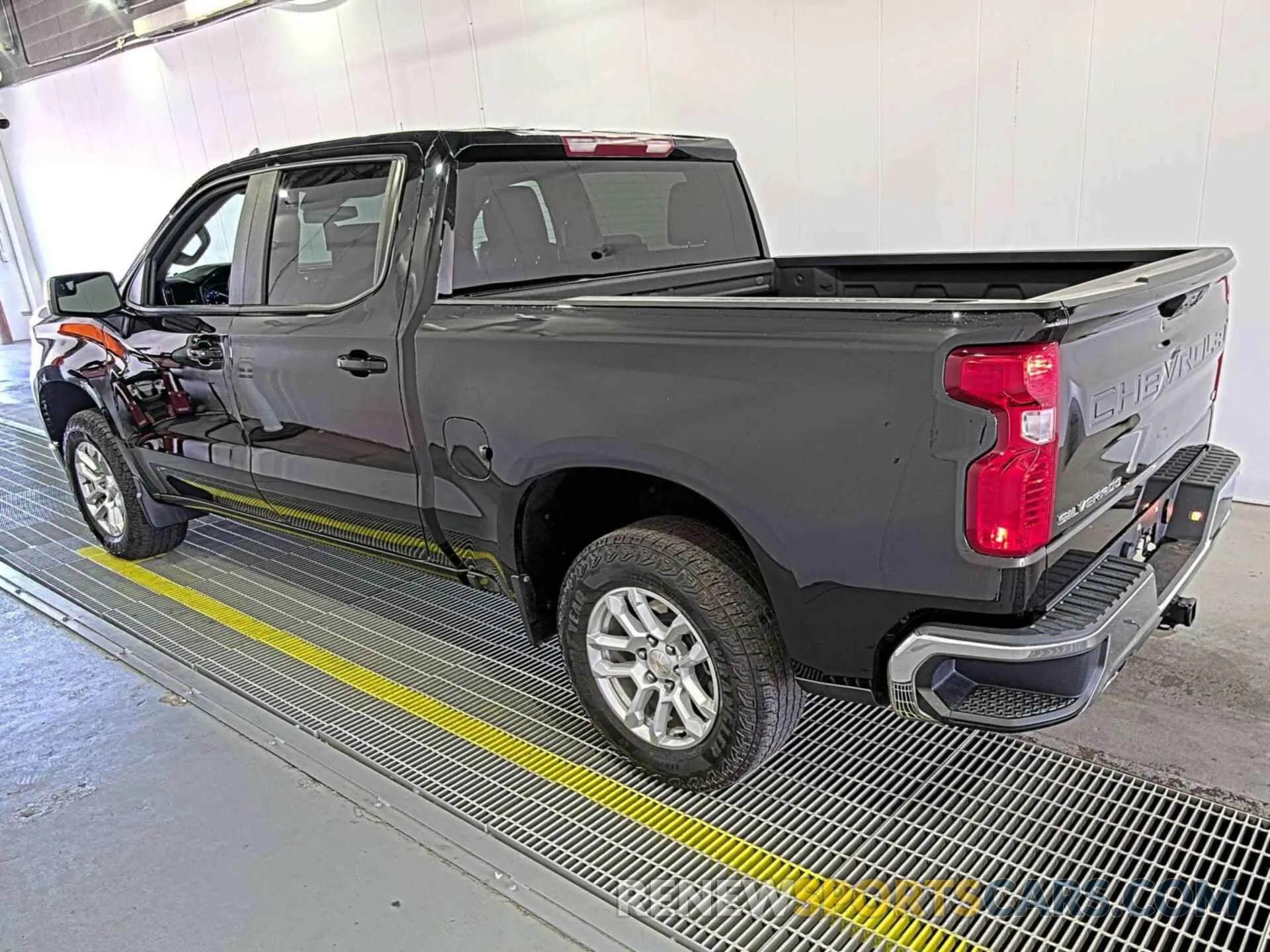 15 Photograph of a damaged car 2GCUDDEDXN1515897 CHEVROLET SILVERADO 1500 2022