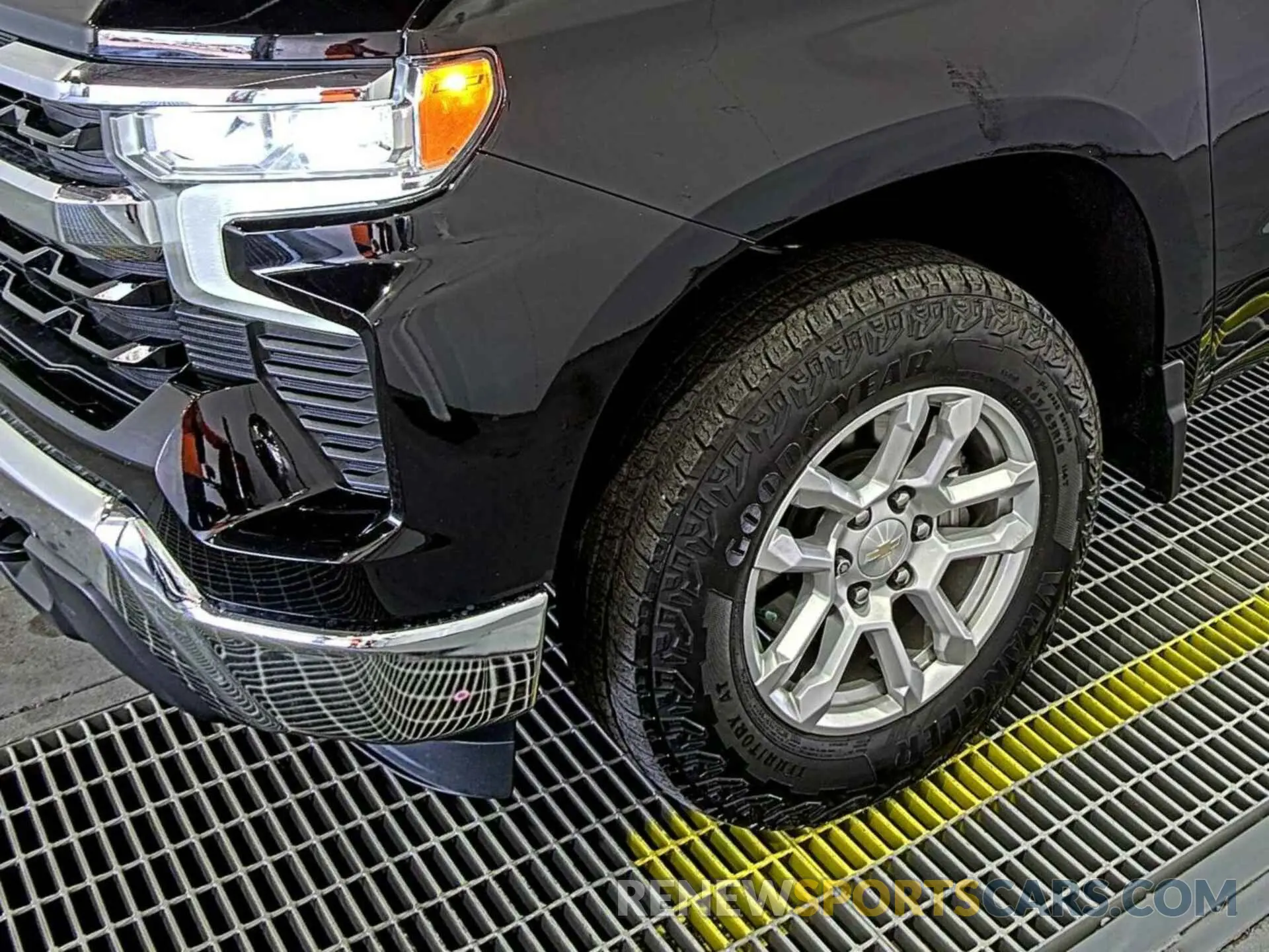 24 Photograph of a damaged car 2GCUDDEDXN1515897 CHEVROLET SILVERADO 1500 2022