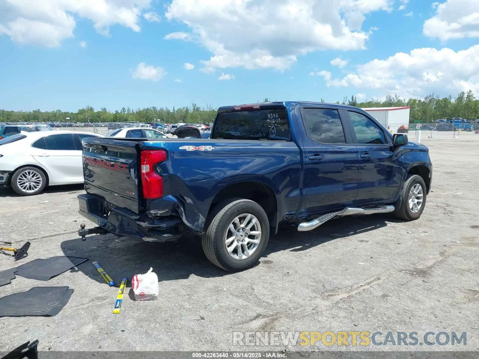 4 Photograph of a damaged car 2GCUDEED0N1503392 CHEVROLET SILVERADO 1500 2022