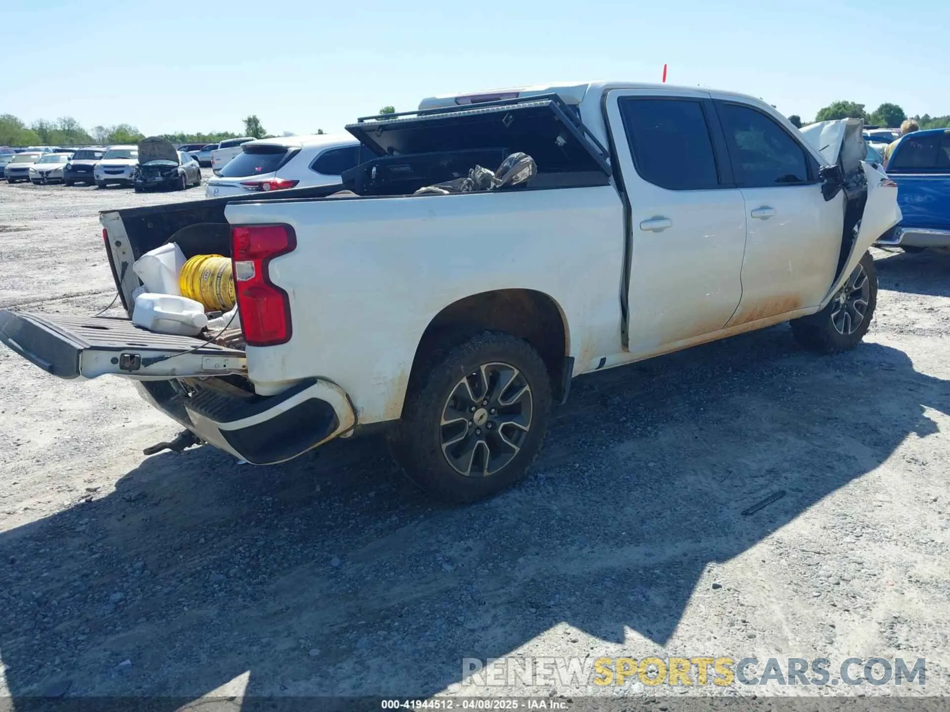 4 Photograph of a damaged car 2GCUDEED2N1519237 CHEVROLET SILVERADO 1500 2022