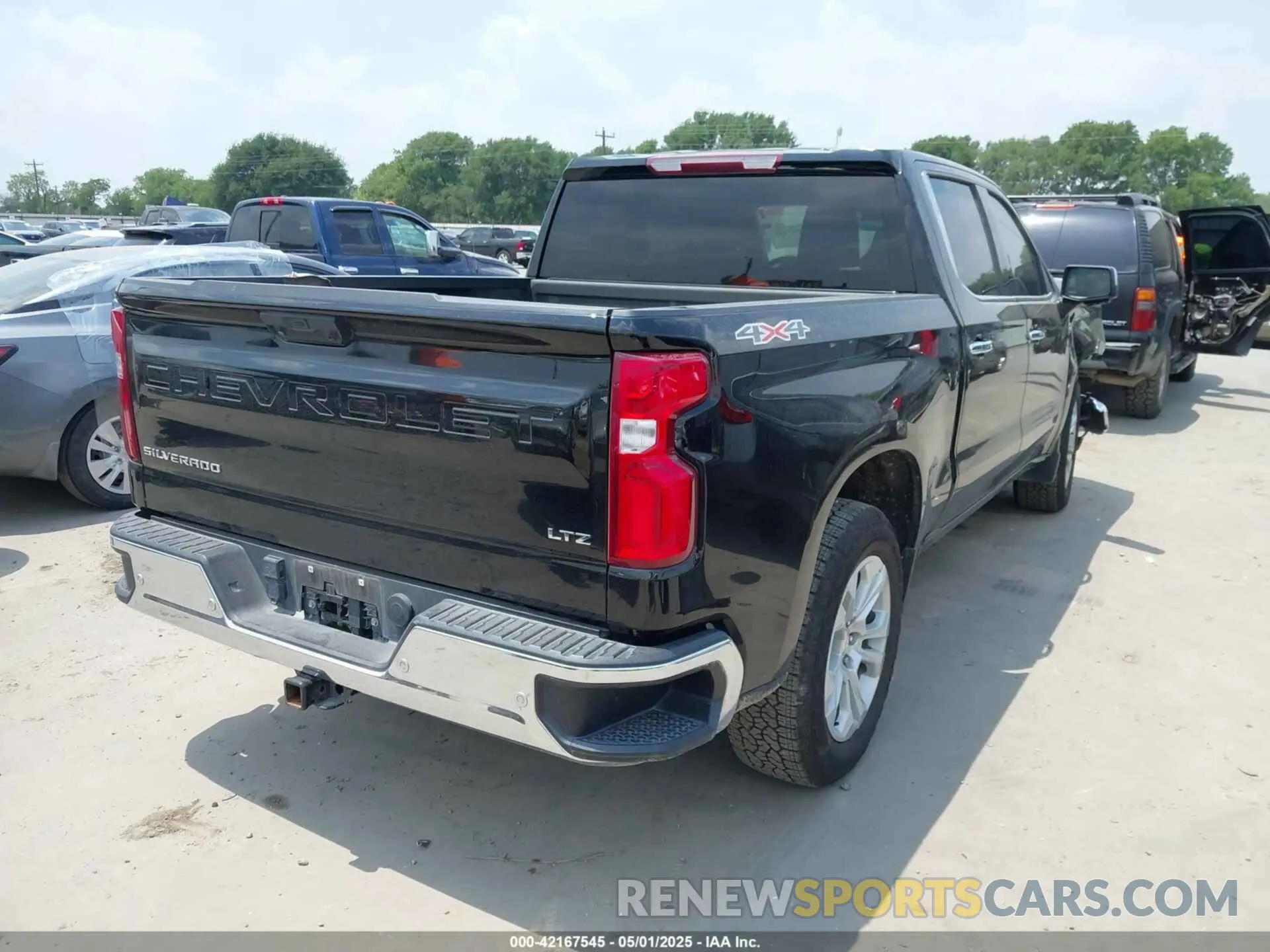 4 Photograph of a damaged car 2GCUDGED5N1513606 CHEVROLET SILVERADO 1500 2022