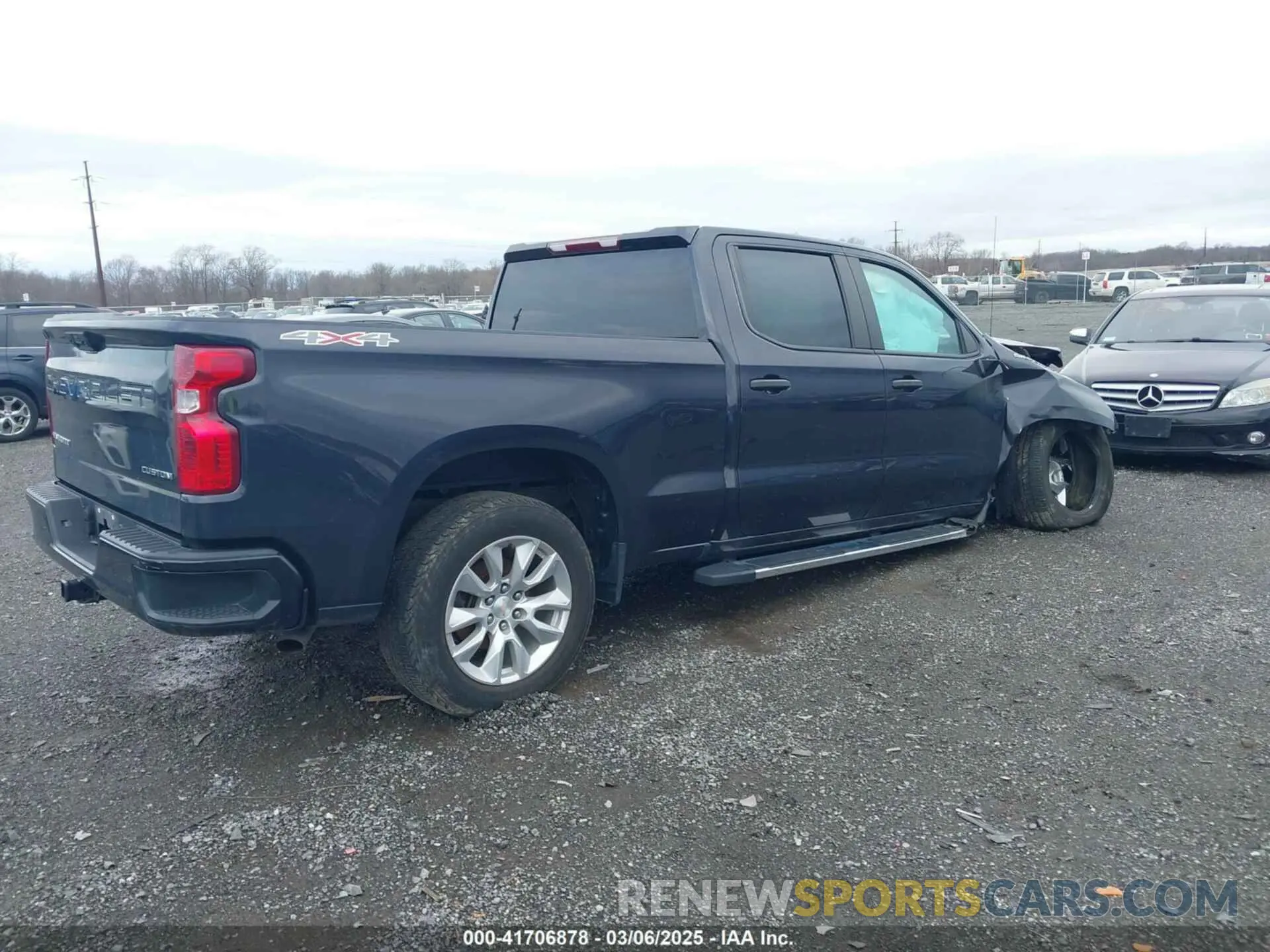 4 Photograph of a damaged car 3GCPDBEK1NG685735 CHEVROLET SILVERADO 1500 2022