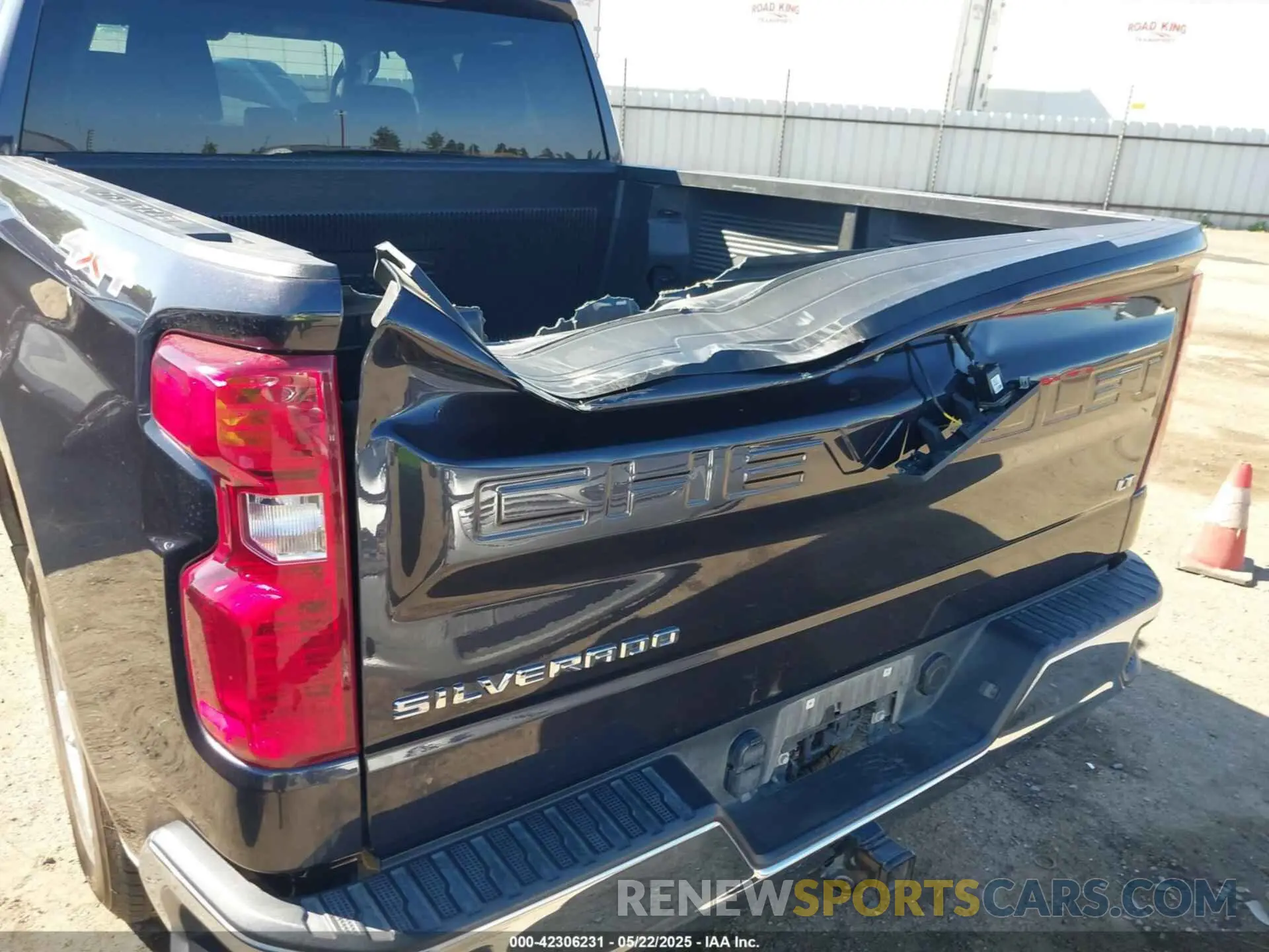 18 Photograph of a damaged car 3GCUDDEDXNG559146 CHEVROLET SILVERADO 1500 2022