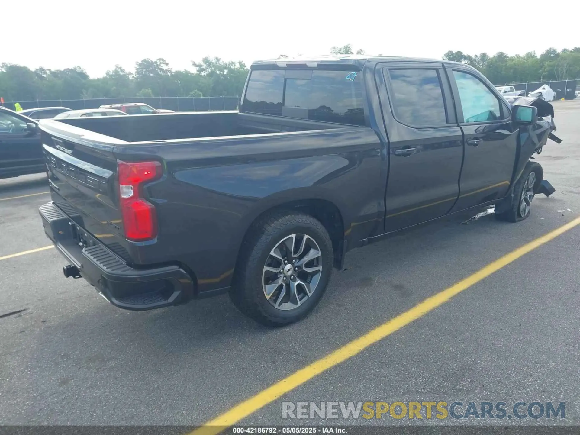 4 Photograph of a damaged car 3GCUDEED6NG537179 CHEVROLET SILVERADO 1500 2022