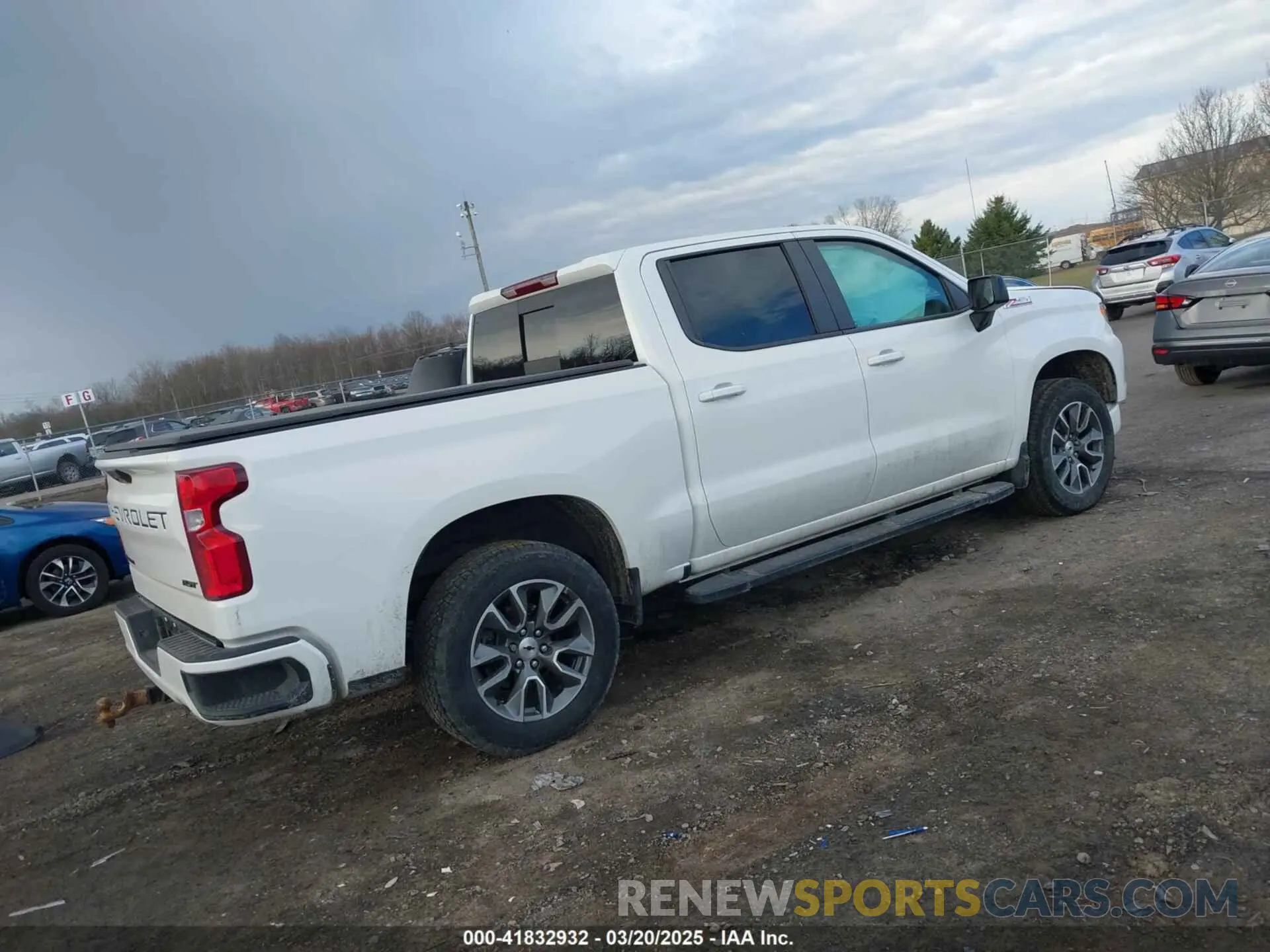 4 Photograph of a damaged car 3GCUDEET5NG690627 CHEVROLET SILVERADO 1500 2022