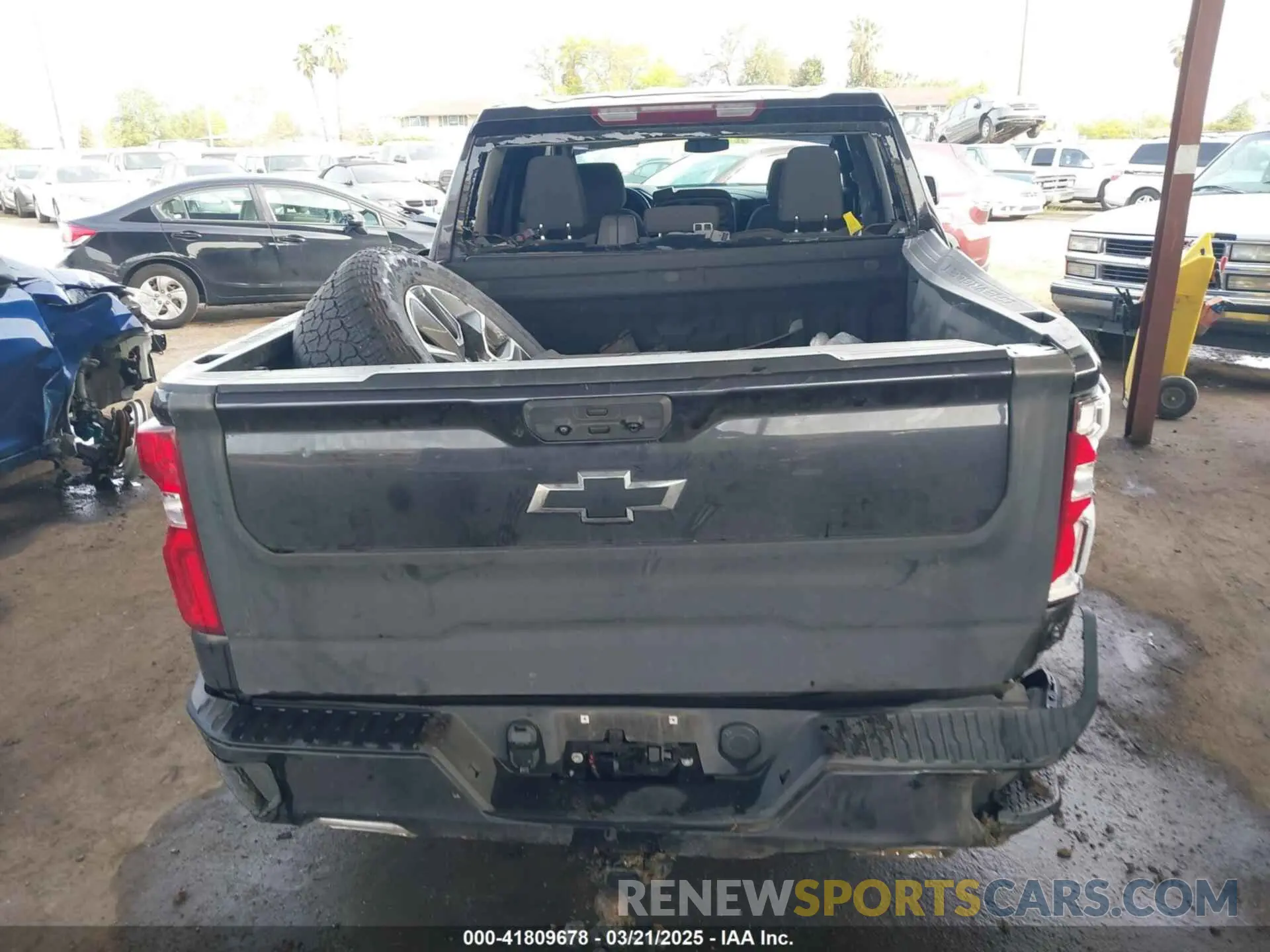 17 Photograph of a damaged car 3GCUDEETXNG583752 CHEVROLET SILVERADO 1500 2022
