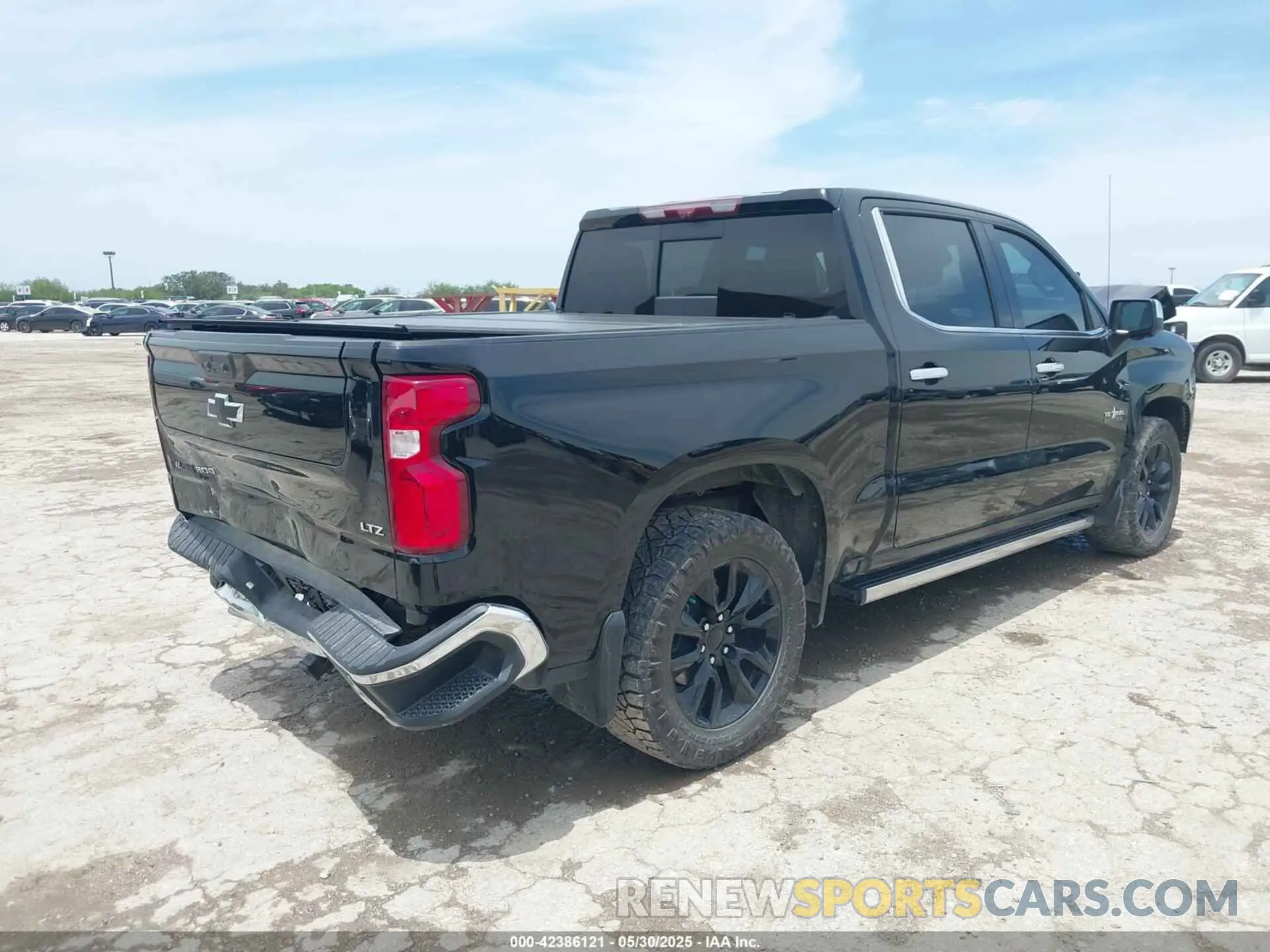 4 Photograph of a damaged car 3GCUDGED9NG533123 CHEVROLET SILVERADO 1500 2022