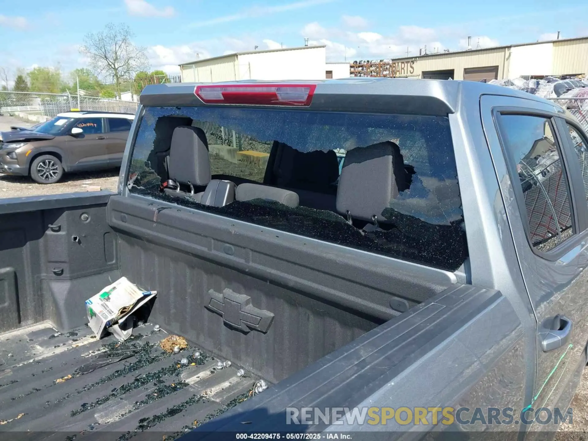 17 Photograph of a damaged car 1GCUDDED4PZ315933 CHEVROLET SILVERADO 1500 2023