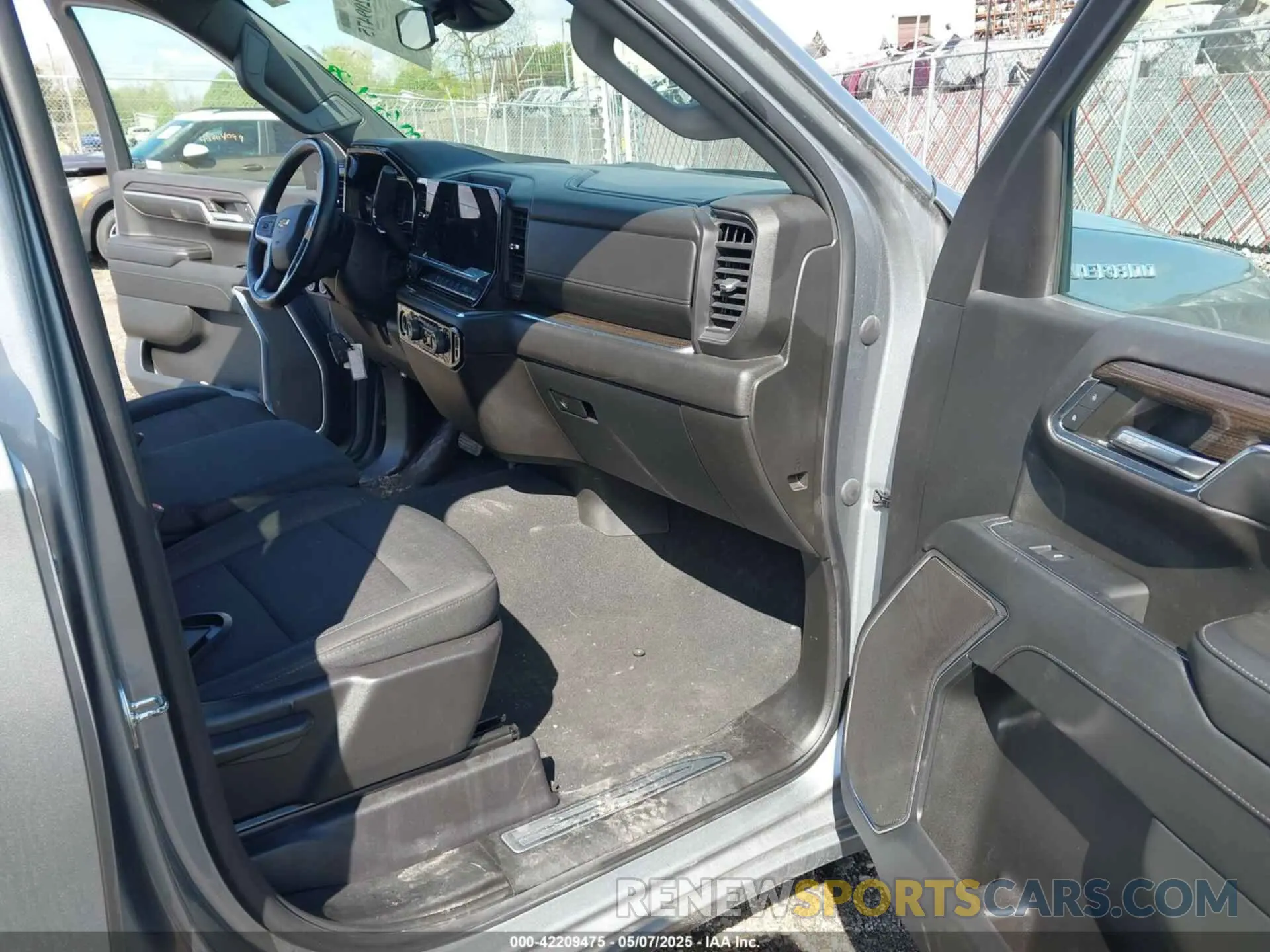 5 Photograph of a damaged car 1GCUDDED4PZ315933 CHEVROLET SILVERADO 1500 2023