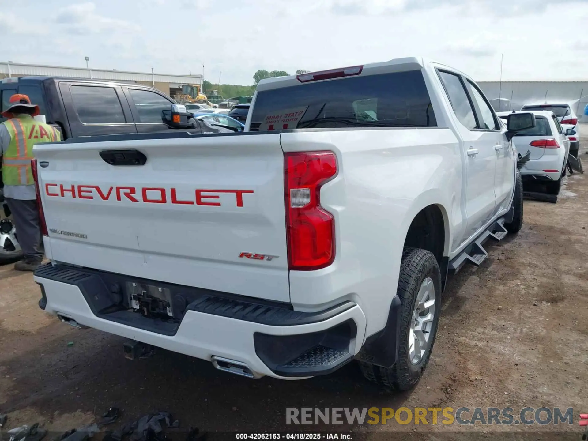 4 Photograph of a damaged car 1GCUDEE84PZ204646 CHEVROLET SILVERADO 1500 2023