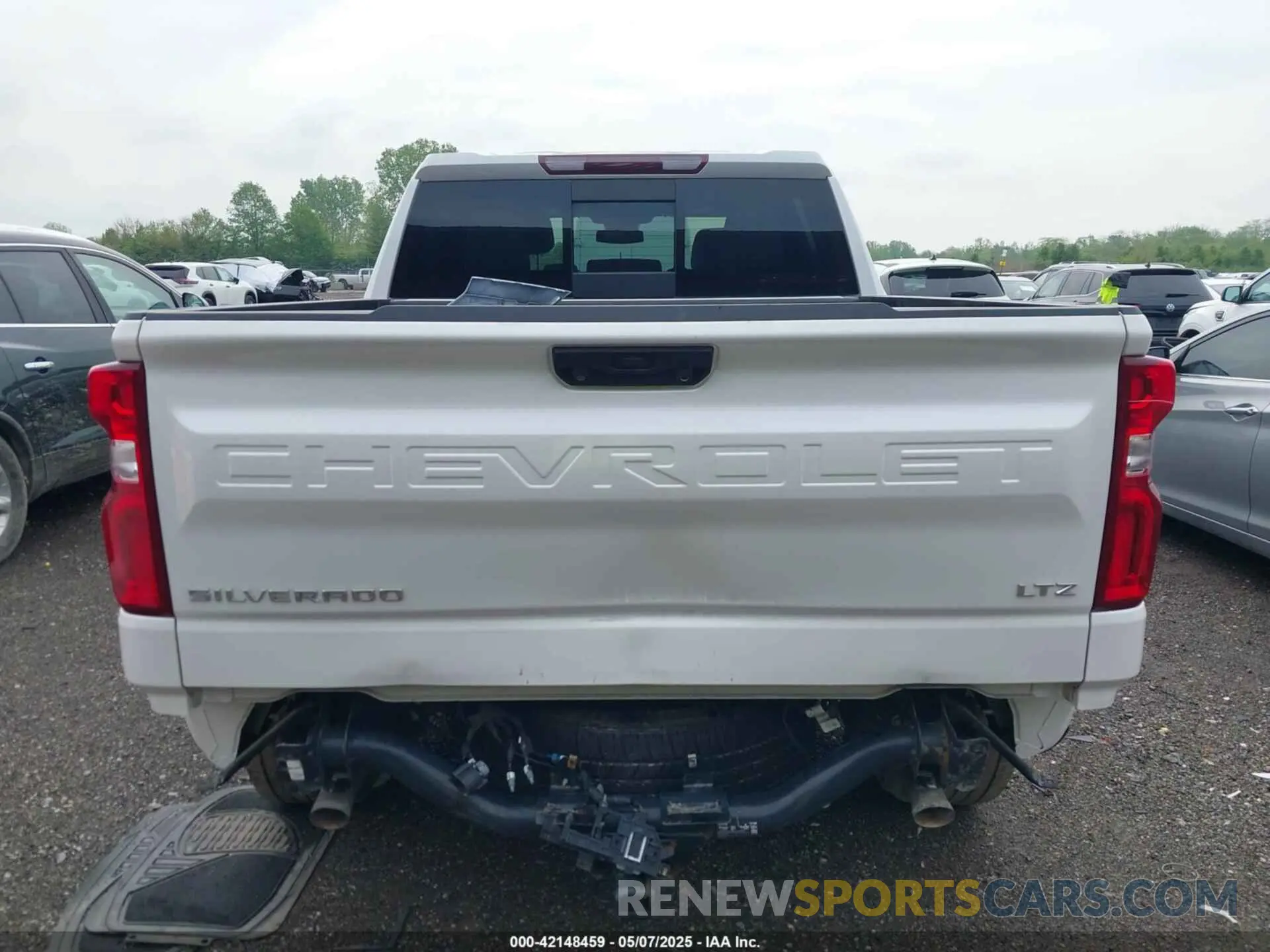 17 Photograph of a damaged car 1GCUDGEL1PZ176790 CHEVROLET SILVERADO 1500 2023