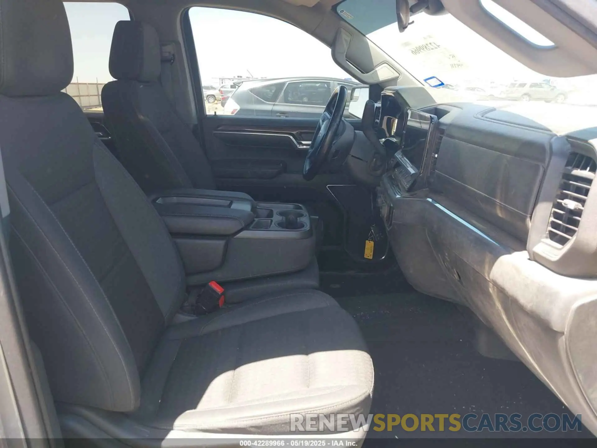 5 Photograph of a damaged car 2GCUDDED5P1137328 CHEVROLET SILVERADO 1500 2023