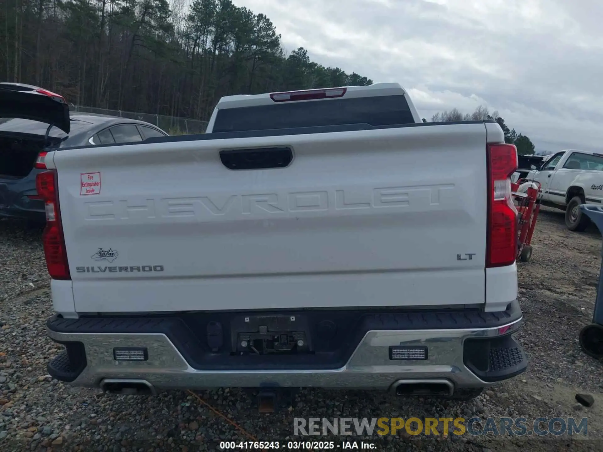 17 Photograph of a damaged car 2GCUDDED6P1124927 CHEVROLET SILVERADO 1500 2023
