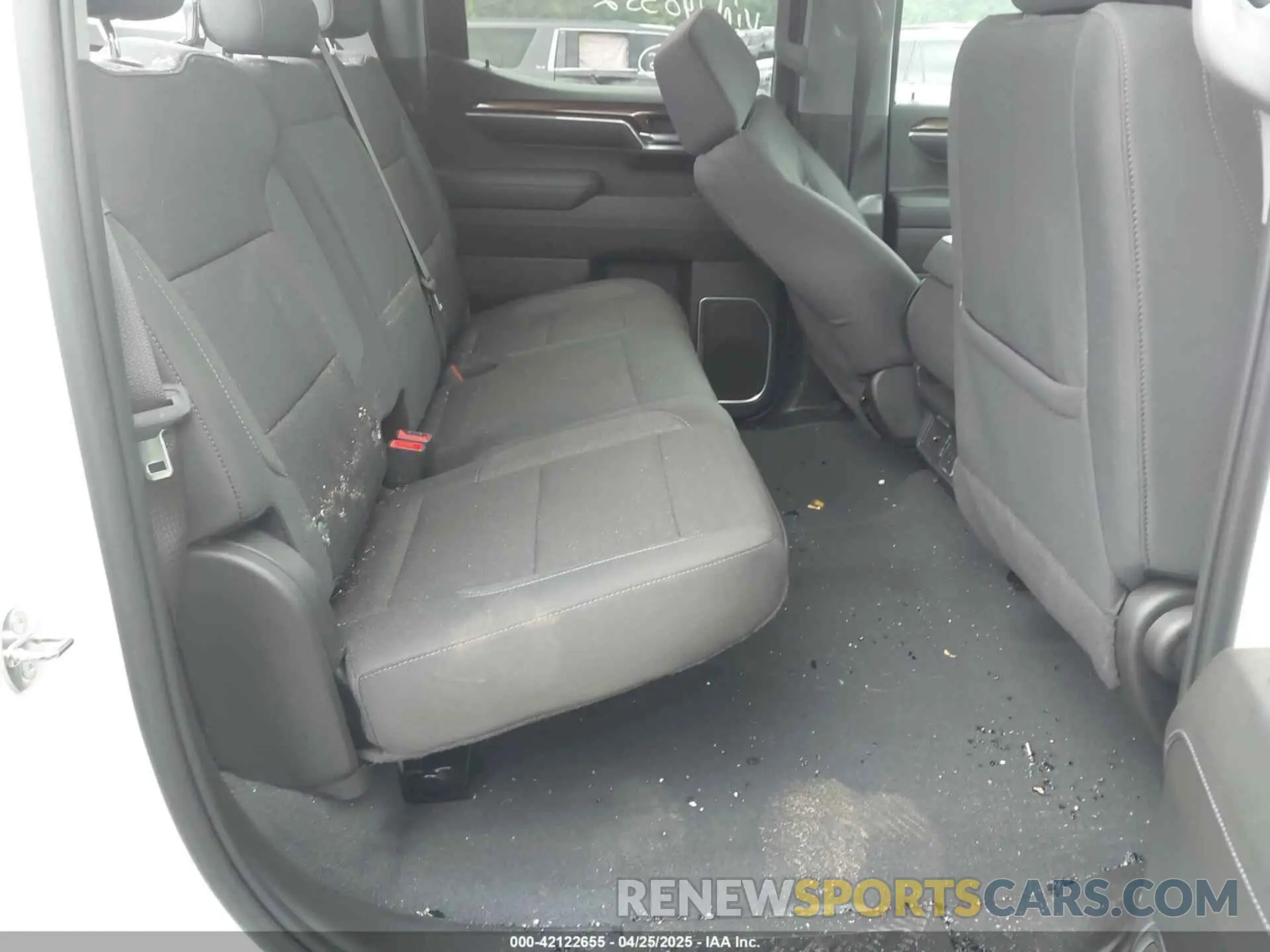 8 Photograph of a damaged car 2GCUDDED8P1140532 CHEVROLET SILVERADO 1500 2023
