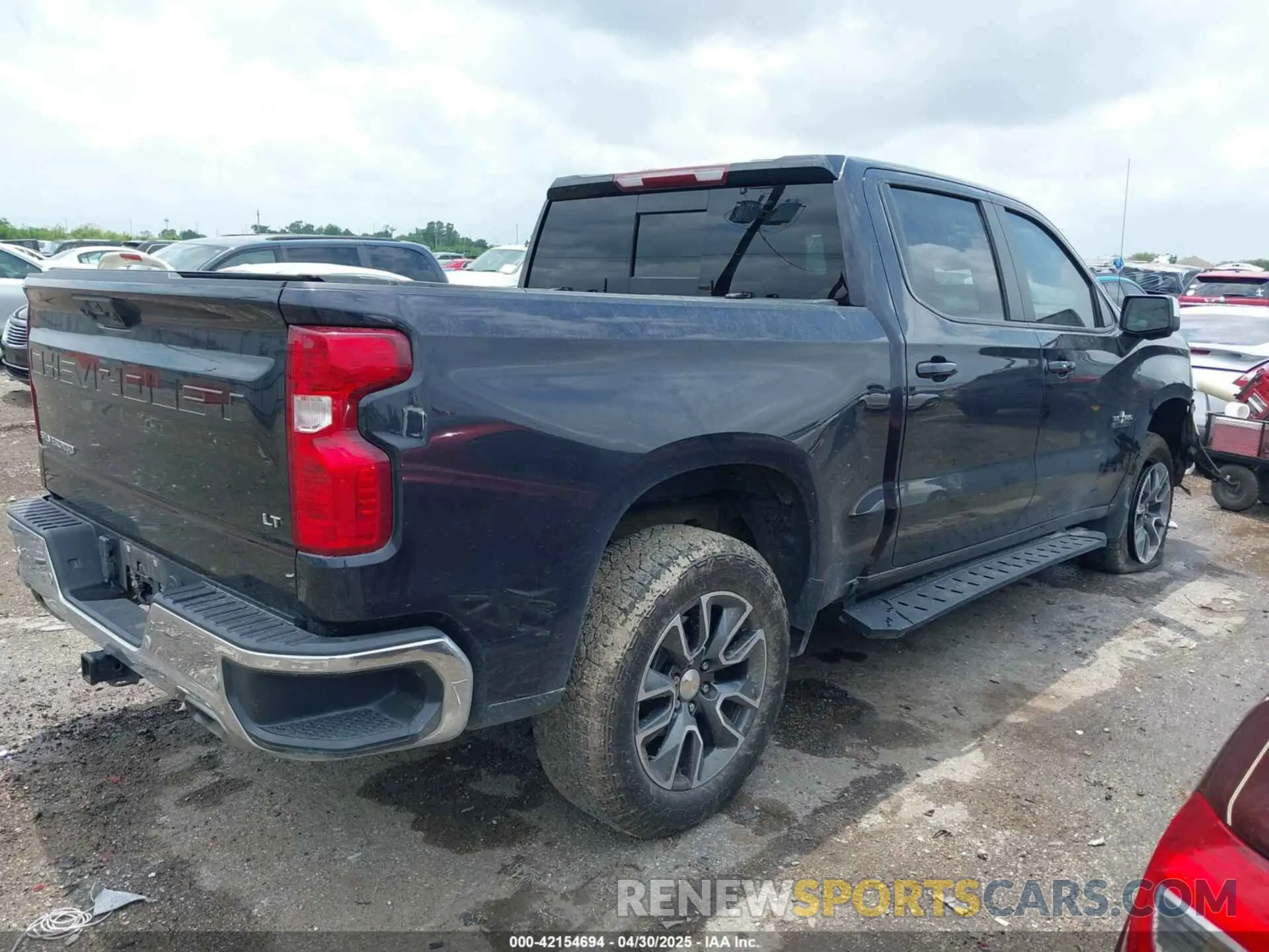 4 Photograph of a damaged car 2GCUDDED8P1140935 CHEVROLET SILVERADO 1500 2023