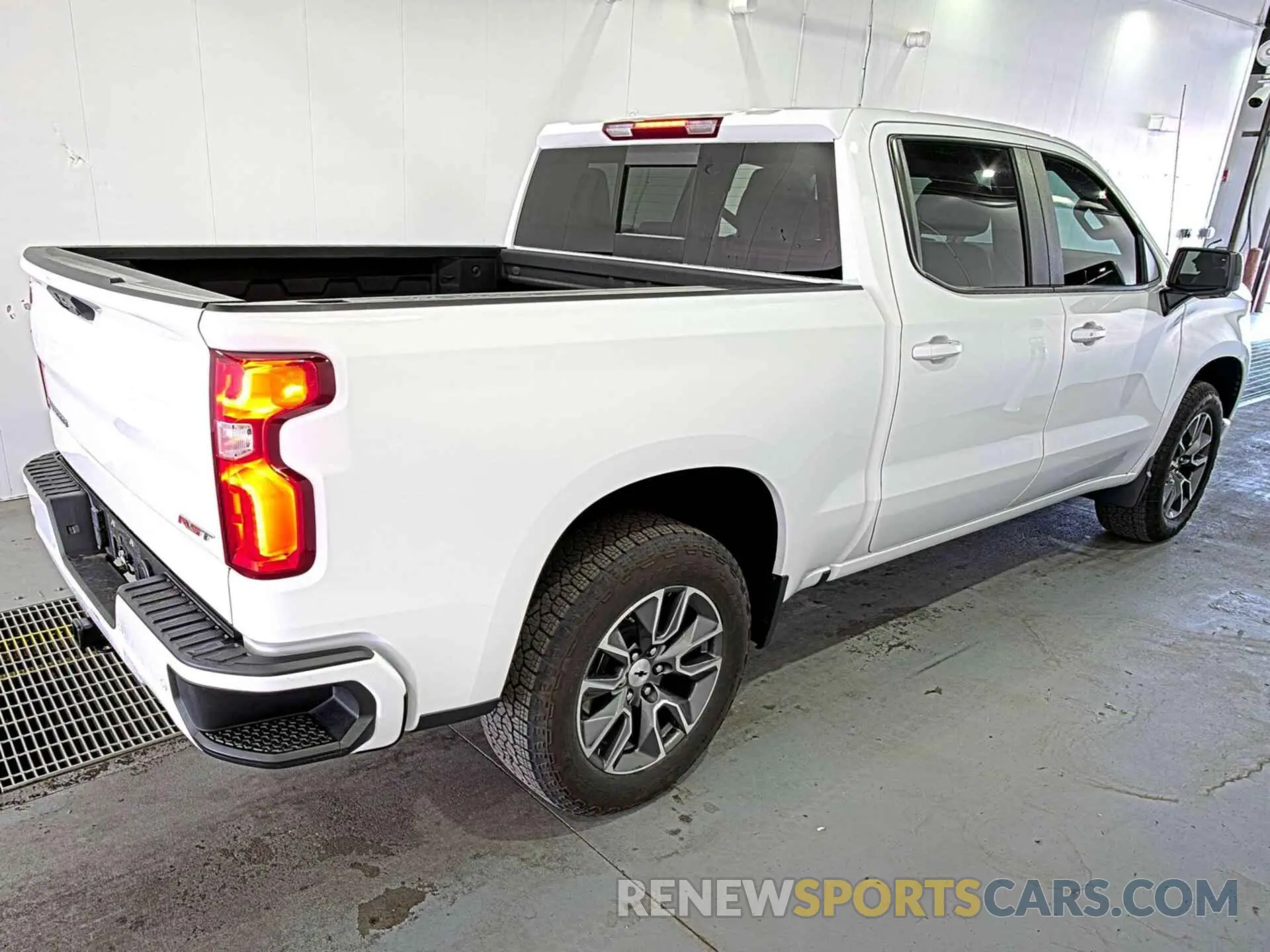 17 Photograph of a damaged car 2GCUDEED2P1153640 CHEVROLET SILVERADO 1500 2023