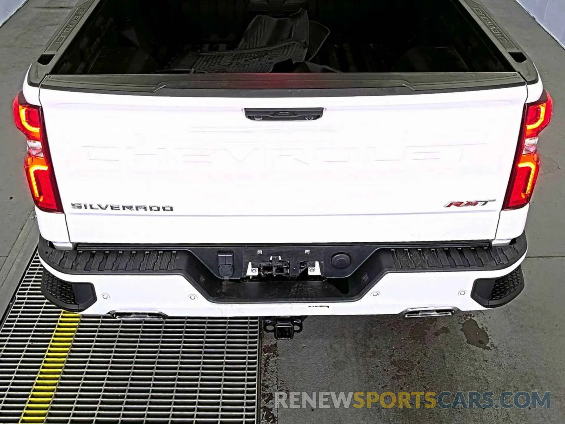 19 Photograph of a damaged car 2GCUDEED2P1153640 CHEVROLET SILVERADO 1500 2023